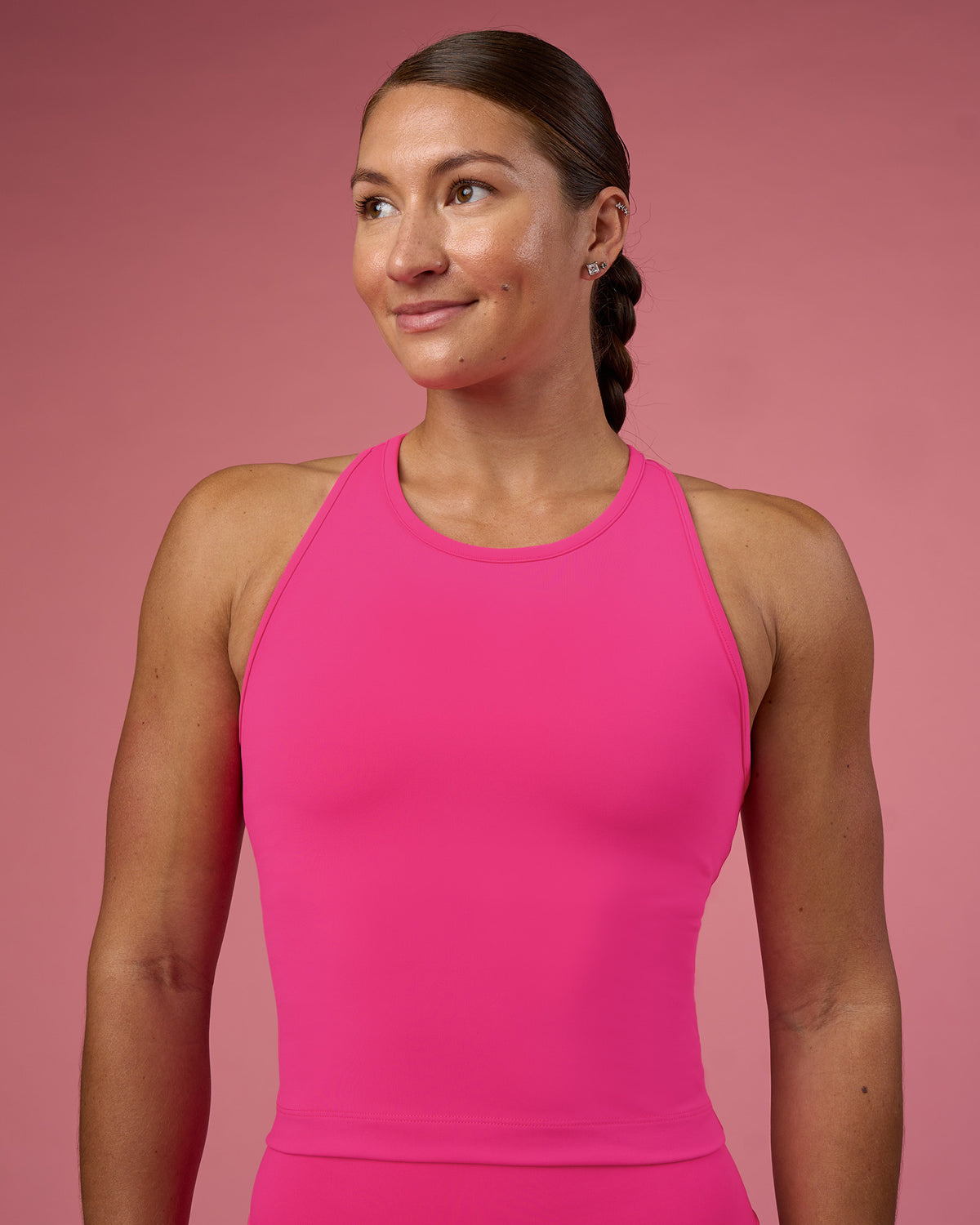 Woman wearing Flow Performance Tank 2.0 - Ultra Pink | Model:Hannah | Size:S