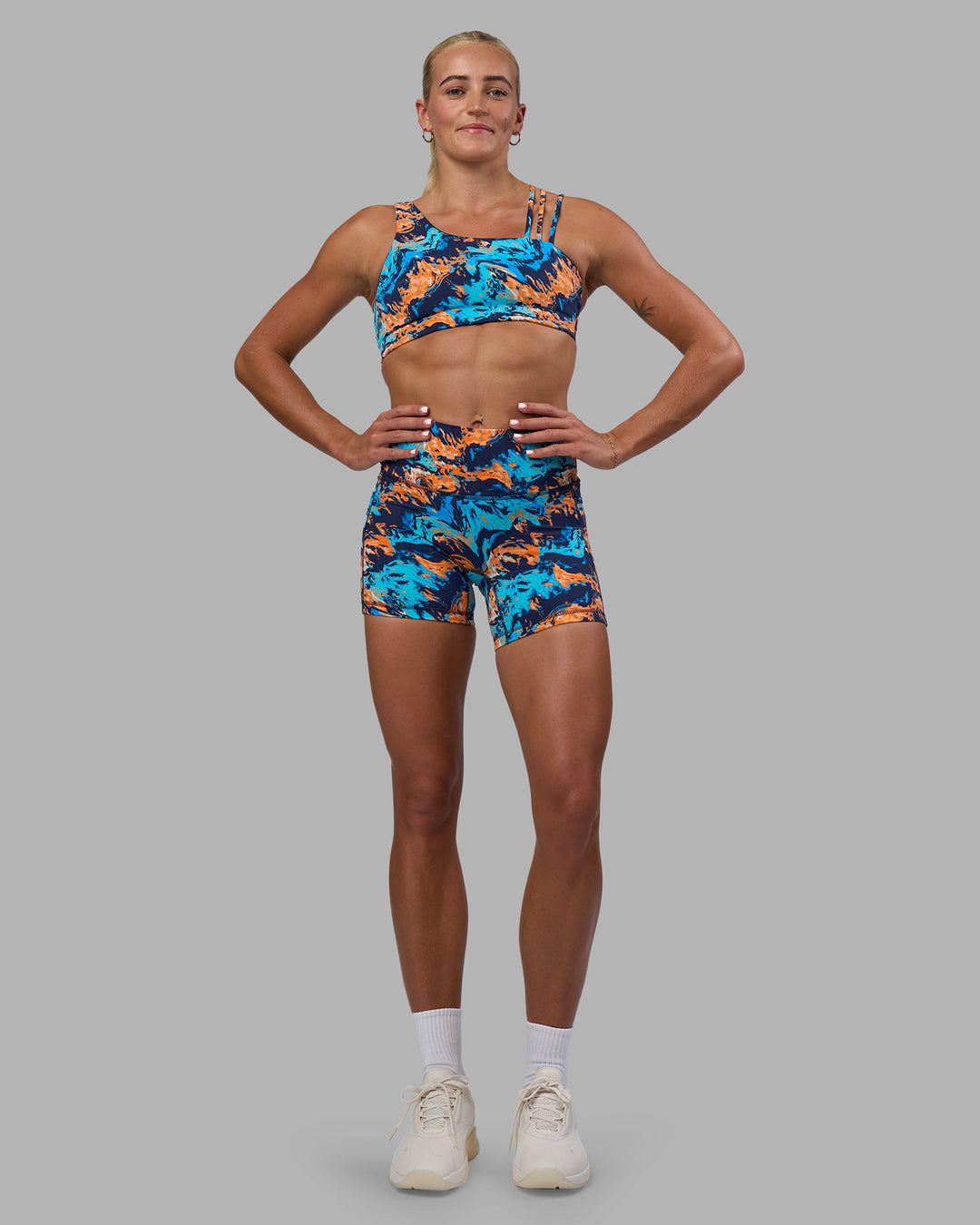 Woman wearing Fusion High-Rise 6" Short Pockets - React Print | Model:Katie | Size:S