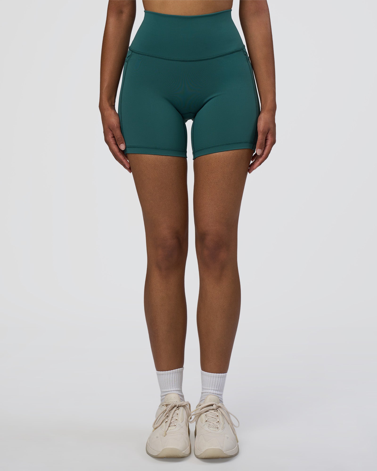 Woman wearing Fusion High-Rise 6" Short Pockets - Transformative Teal | Model:Jordan | Size:S