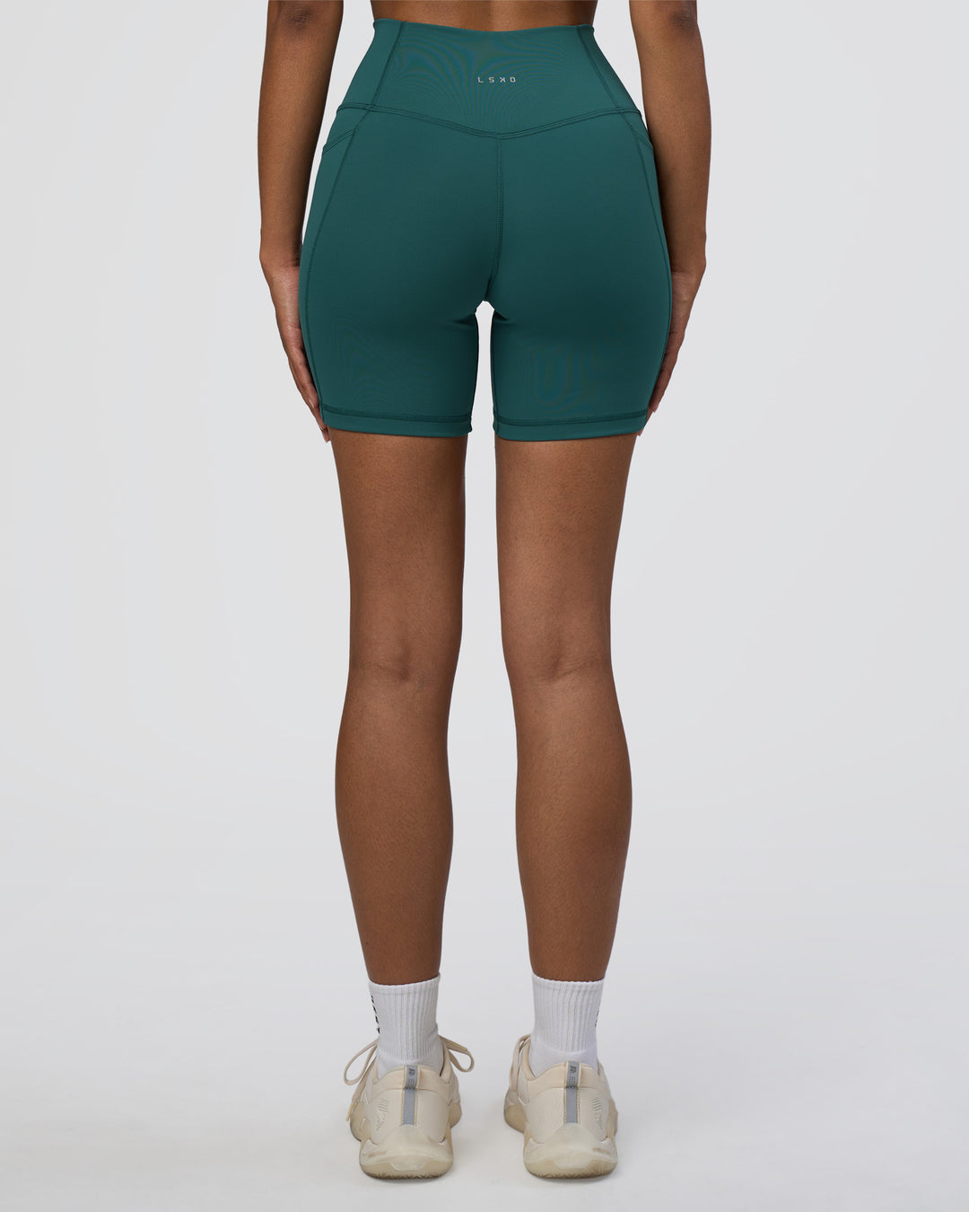 Woman wearing Fusion High-Rise 6" Short Pockets - Transformative Teal | Model:Jordan | Size:S