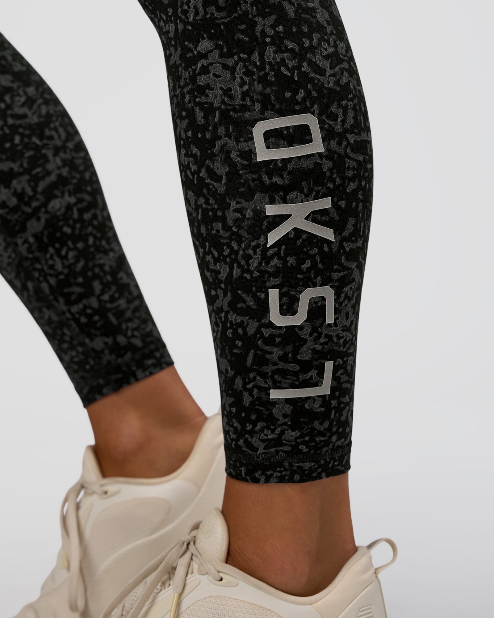 Woman wearing Fusion Icon Ultra High-Rise Full Length Legging Pockets - Energy Print Black-Reflective | Model:Amity | Size:S