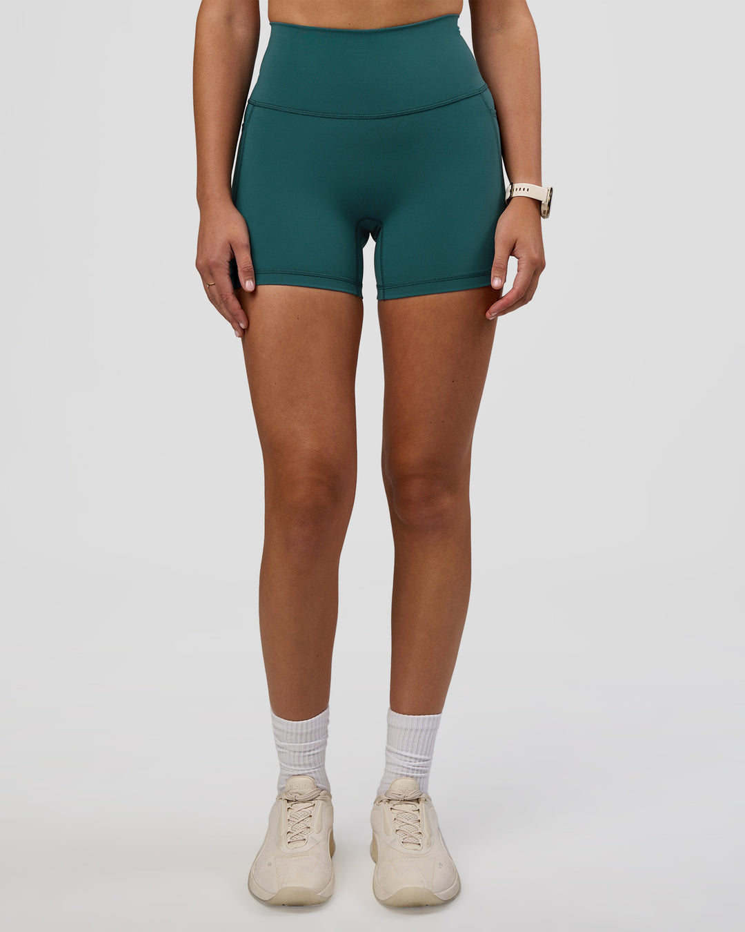 Woman wearing Fusion Ultra High-Rise 4" Short Pockets - Transformative Teal | Set:true | Angle:front | Model:Myrte | Size:S