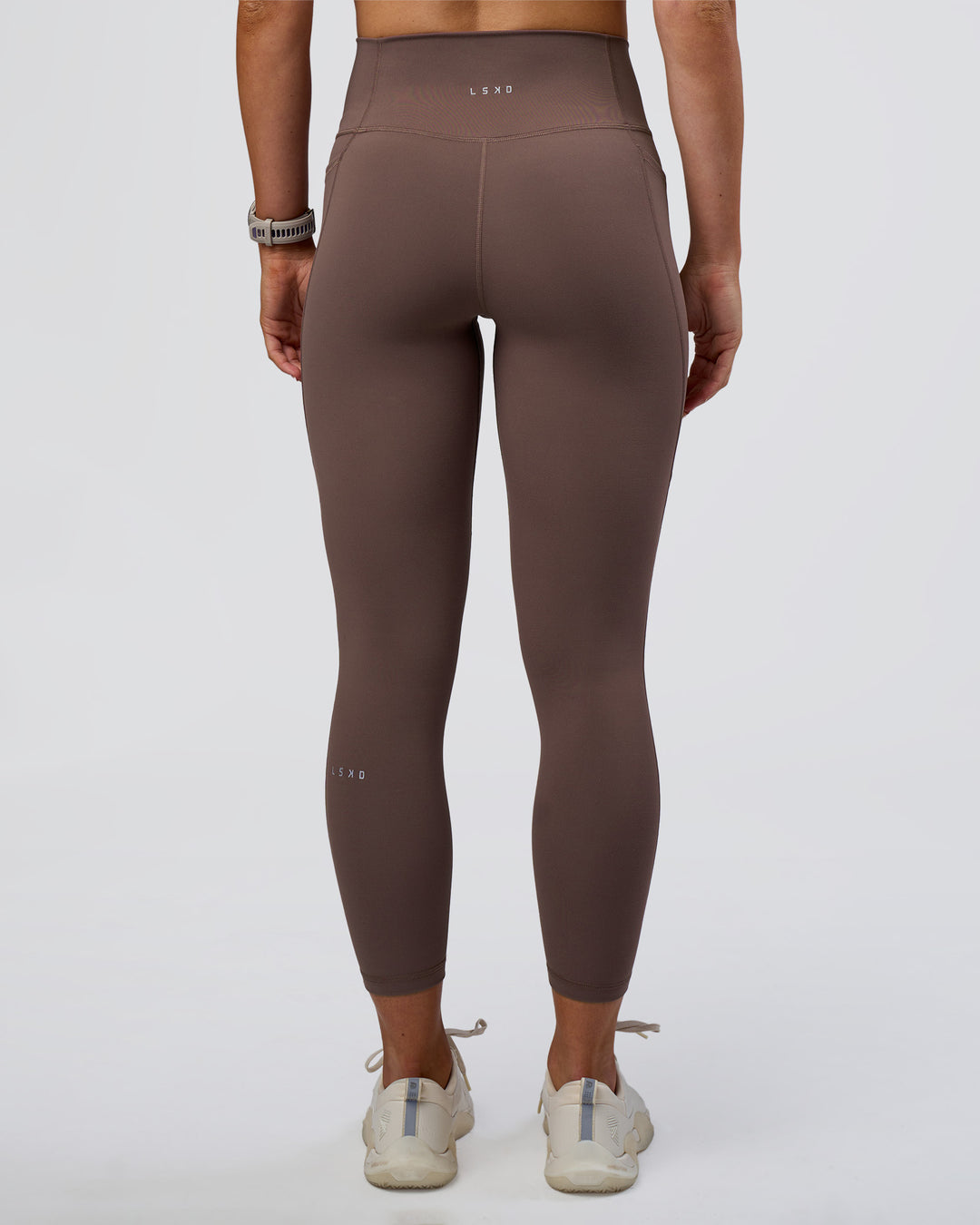 Woman wearing Fusion Ultra High-Rise 7/8 Legging Pockets - Peppercorn | Model:Emelia | Size:S
