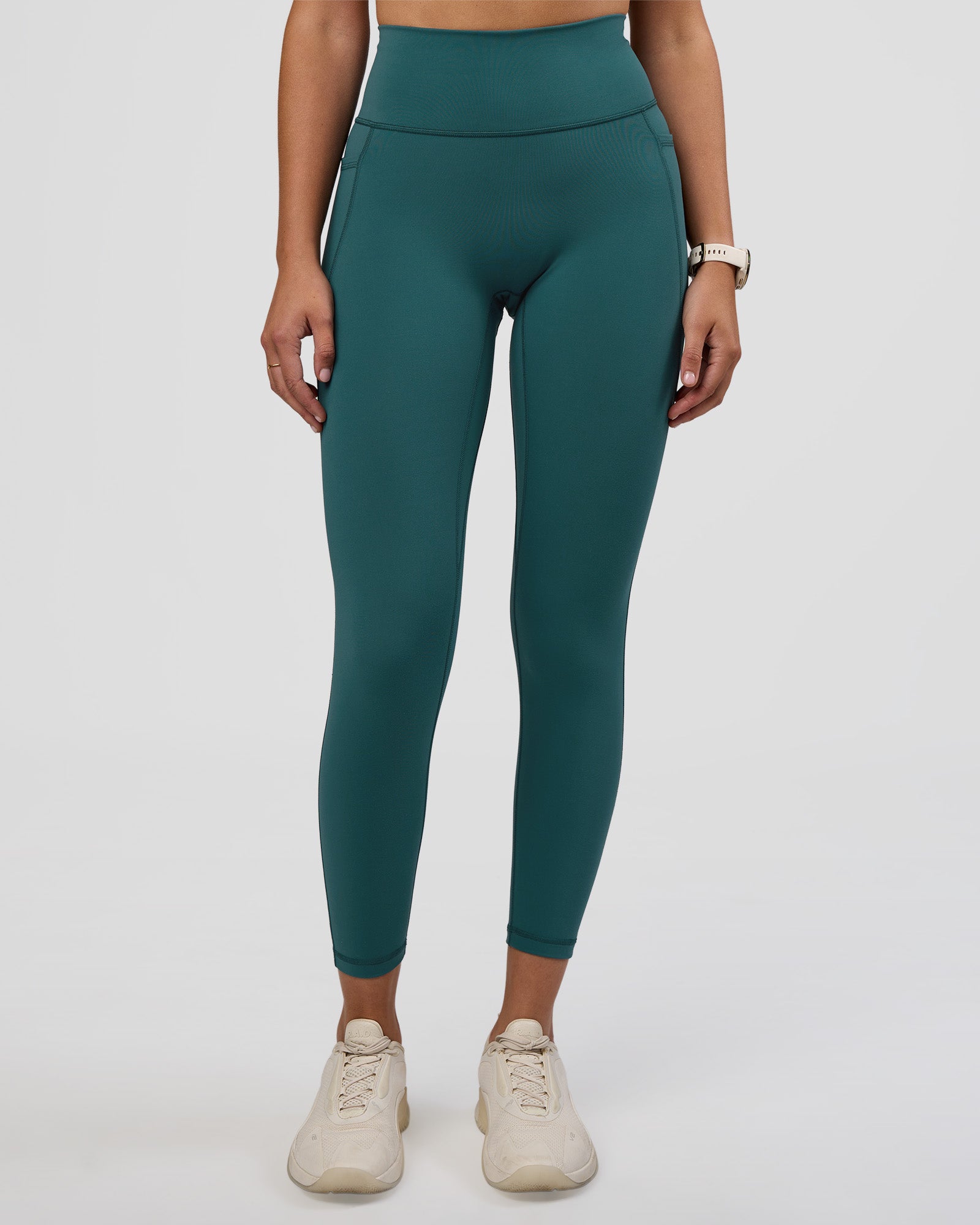 Woman wearing Fusion Ultra High-Rise 7/8 Legging Pockets - Transformative Teal | Model:Myrte | Size:S