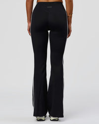 Woman wearing Fusion V-Contour Bind High-Rise Flared Legging - Black-white | Model:Bianca | Size:S