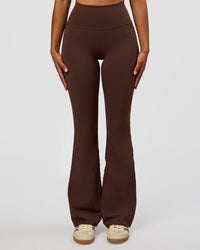 Woman wearing Woman wearing Fusion V-Contour High-Rise Flared Legging Pockets - Hot Chocolate | Model:Jordan | Size:S