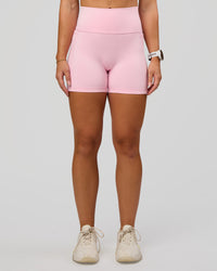 Woman wearing Fusion V-Contour Ultra High-Rise 4” Short Pockets - Marshmallow | Model:Summer | Size:S