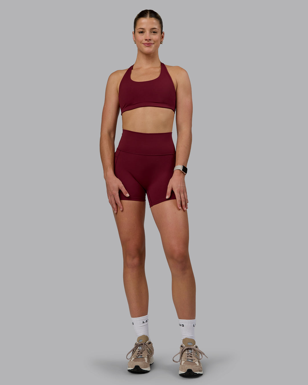 Woman wearing Fusion Ultra High-Rise 4" Short Pockets - Cordovan | Model:Chloe | Size:XS