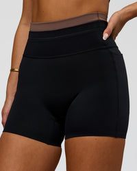 Woman wearing Liberate High-Rise 4" Short Pockets in Black-Cocoa Powder | Model:Bianca | Size:S | Thumbnail Index: 0