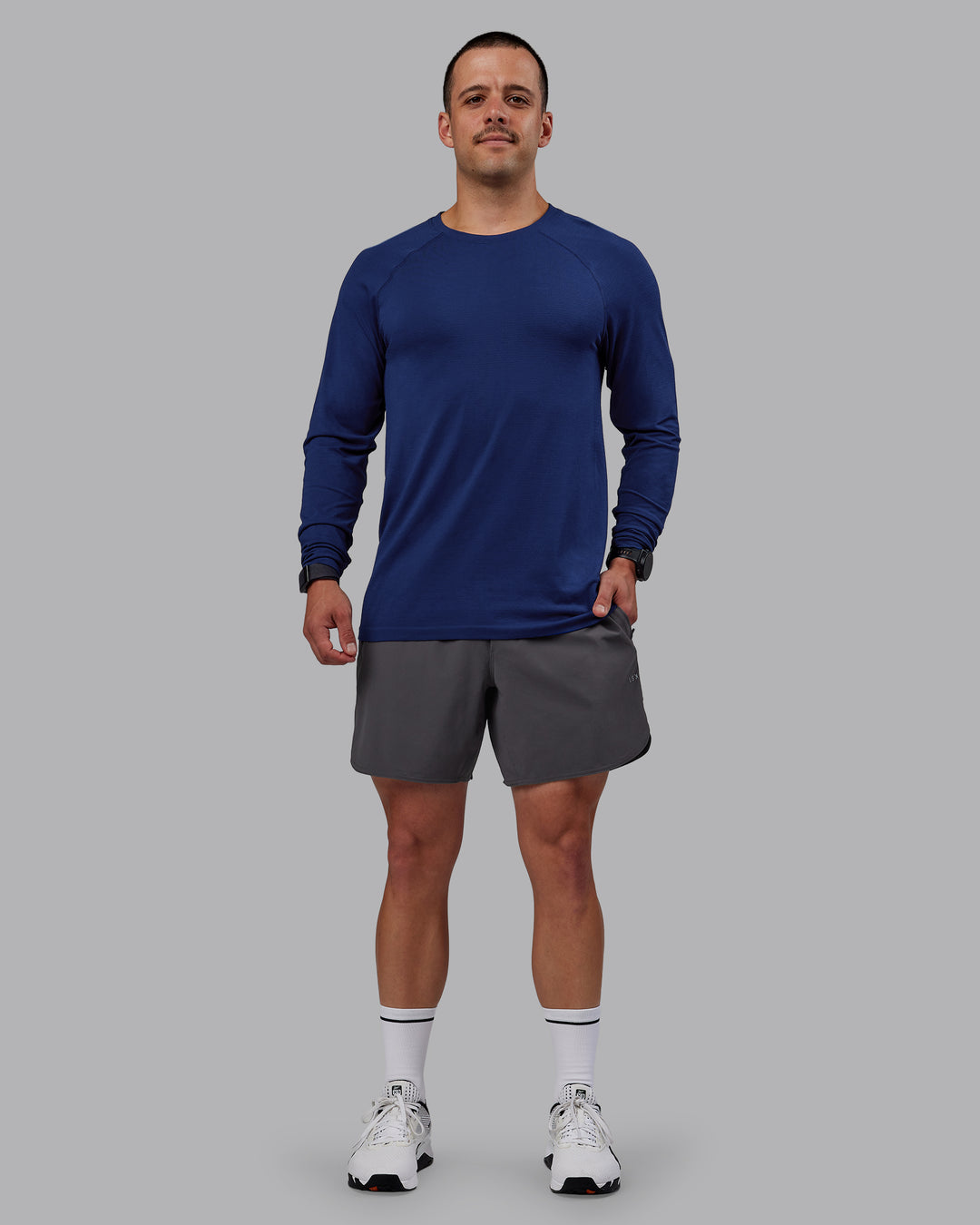 Man wearing AeroFLX+ Seamless Long Sleeve Tee - Midnight Blue/Midnight Blue Marl