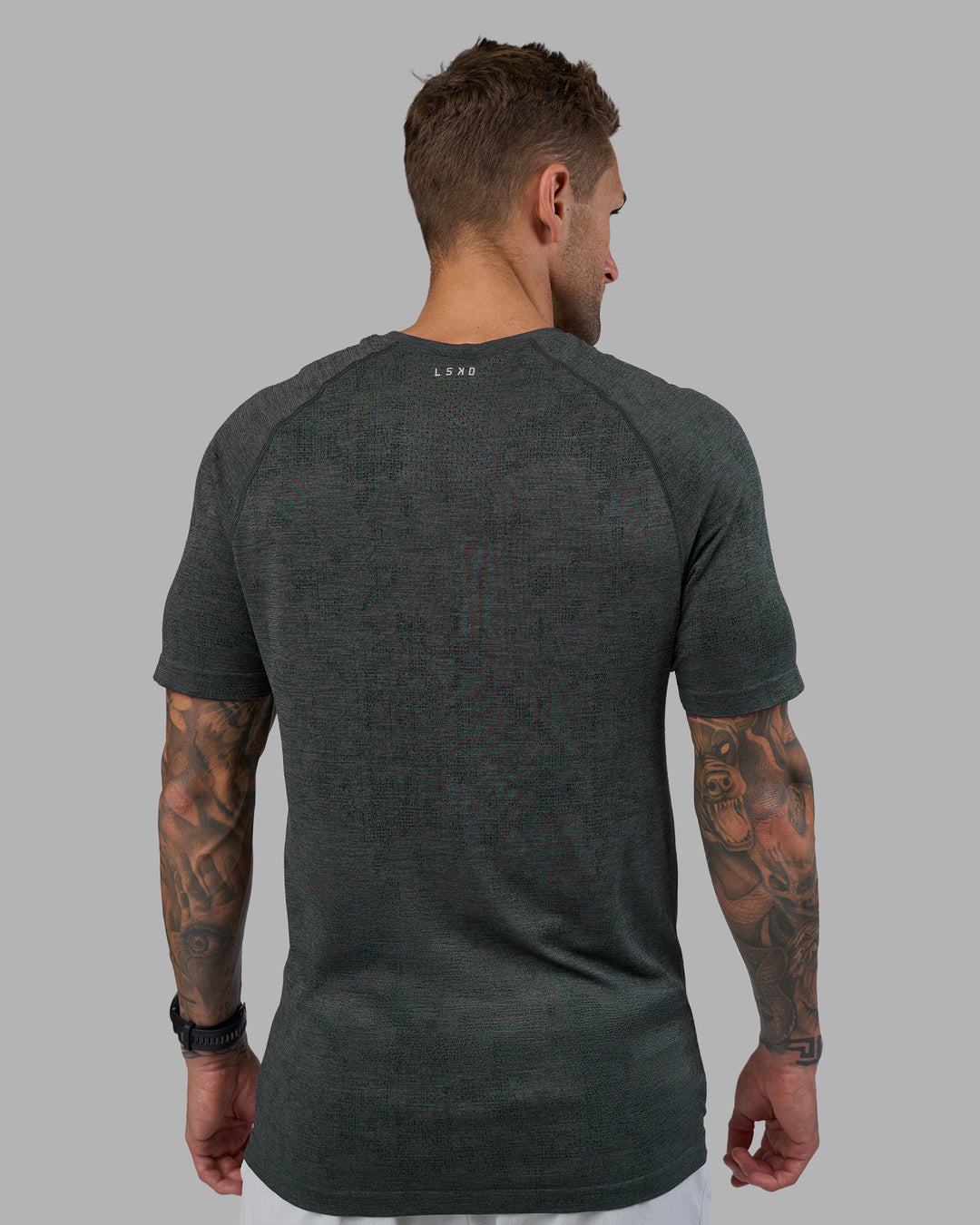 Man wearing AeroFLX+ Seamless Tee - Black Camo-Graphite | Model:Tommy | Size:L