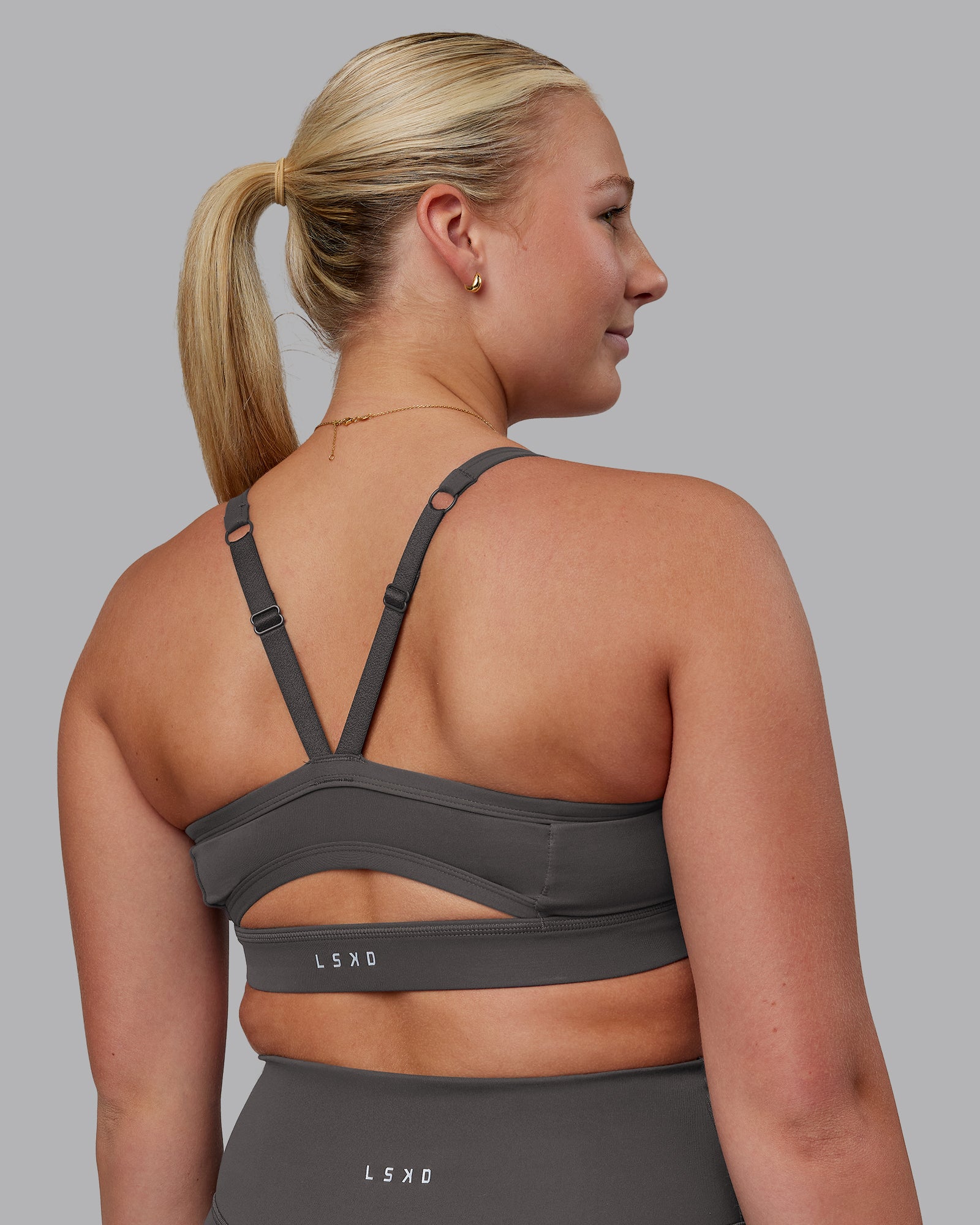 Woman wearing Momentum Sports Bra D/DD/E - Dark Storm | Model:Lilli | Size:S