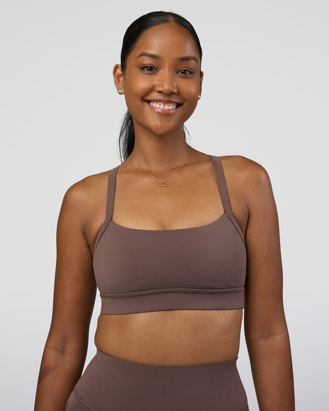 Woman wearing Momentum Sports Bra - Peppercorn | Model:Rica | Size:S