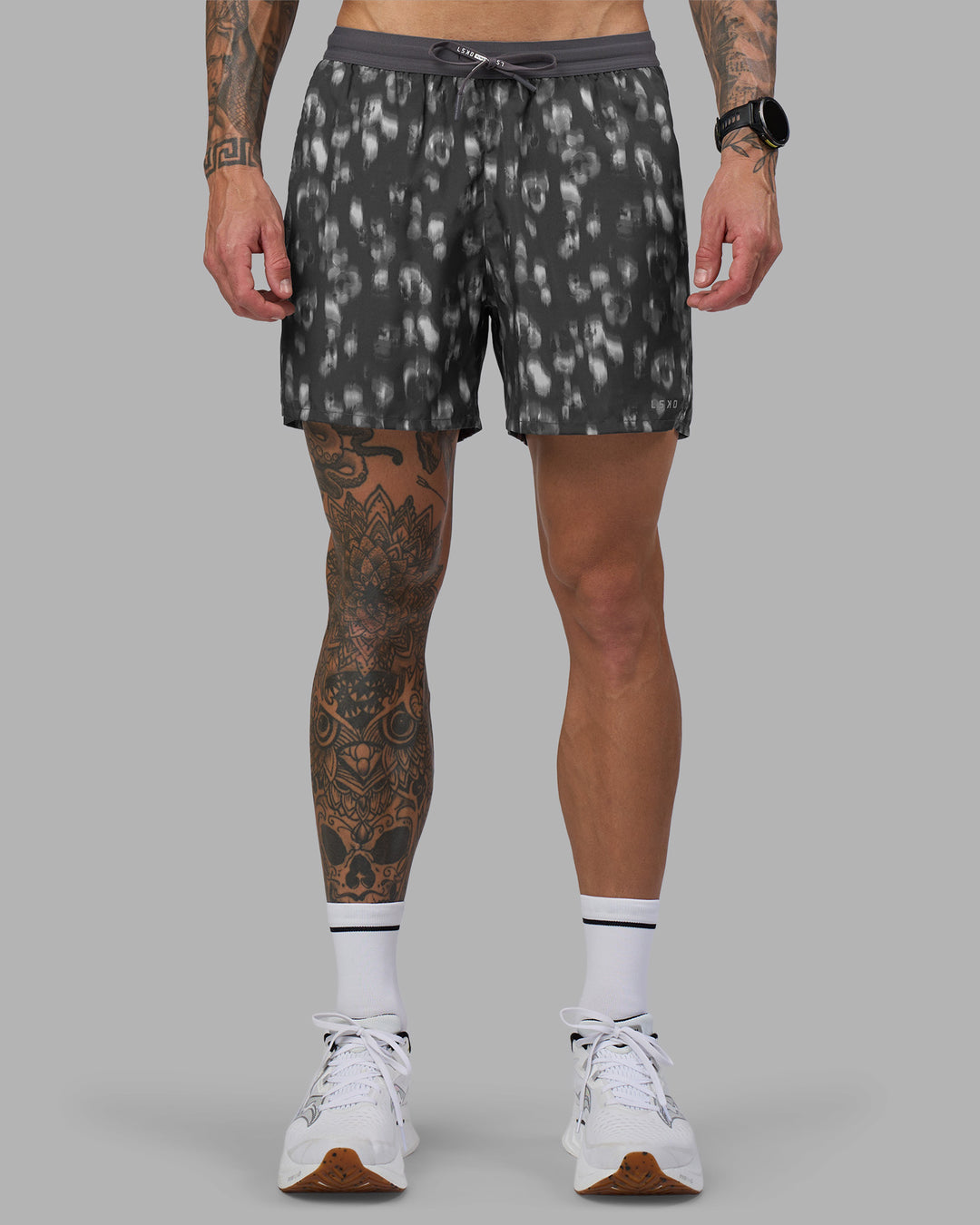 Man wearing Pace 5&quot; Lined Running Short - Markings Dark Storm Print | Model:Tommy | Size:S