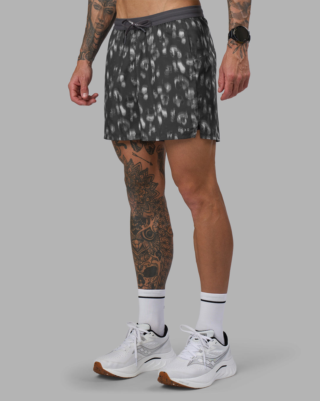 Man wearing Pace 5&quot; Lined Running Short - Markings Dark Storm Print | Model:Tommy | Size:S