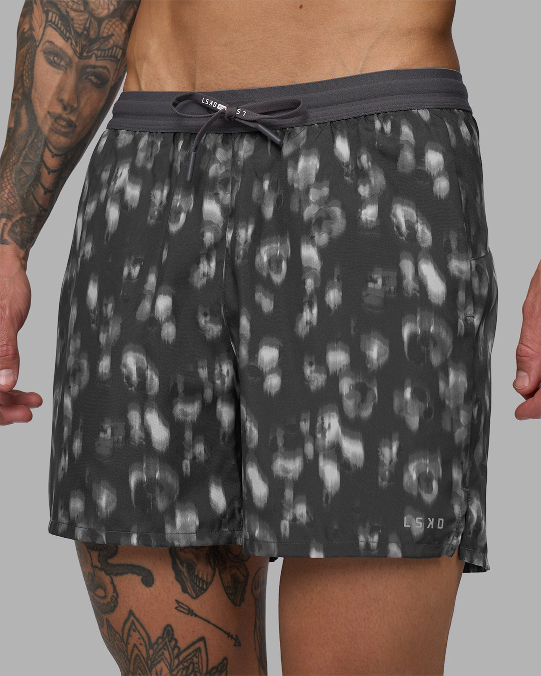 Man wearing Pace 5&quot; Lined Running Short - Markings Dark Storm Print | Model:Tommy | Size:S