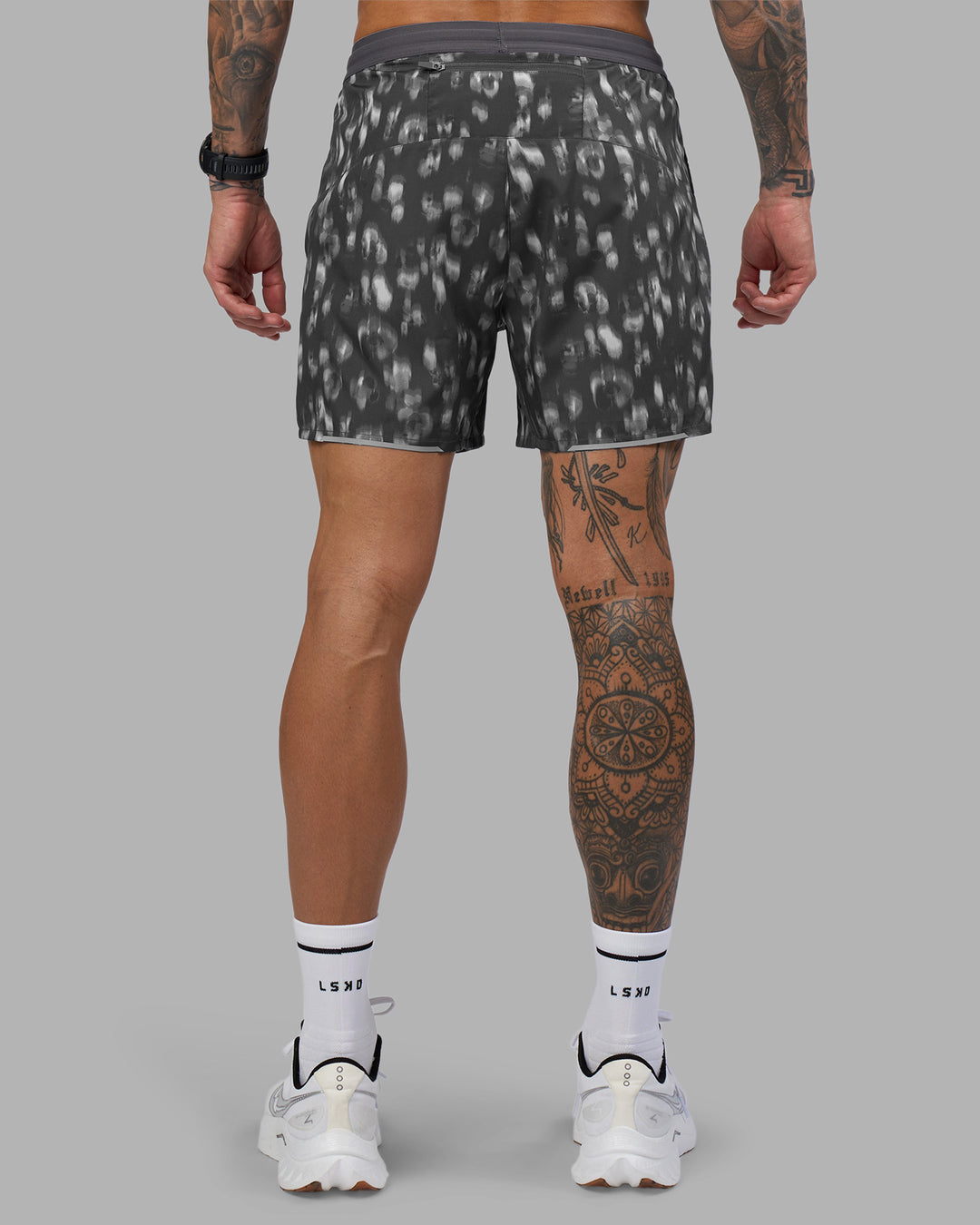 Man wearing Pace 5&quot; Lined Running Short - Markings Dark Storm Print | Model:Tommy | Size:S