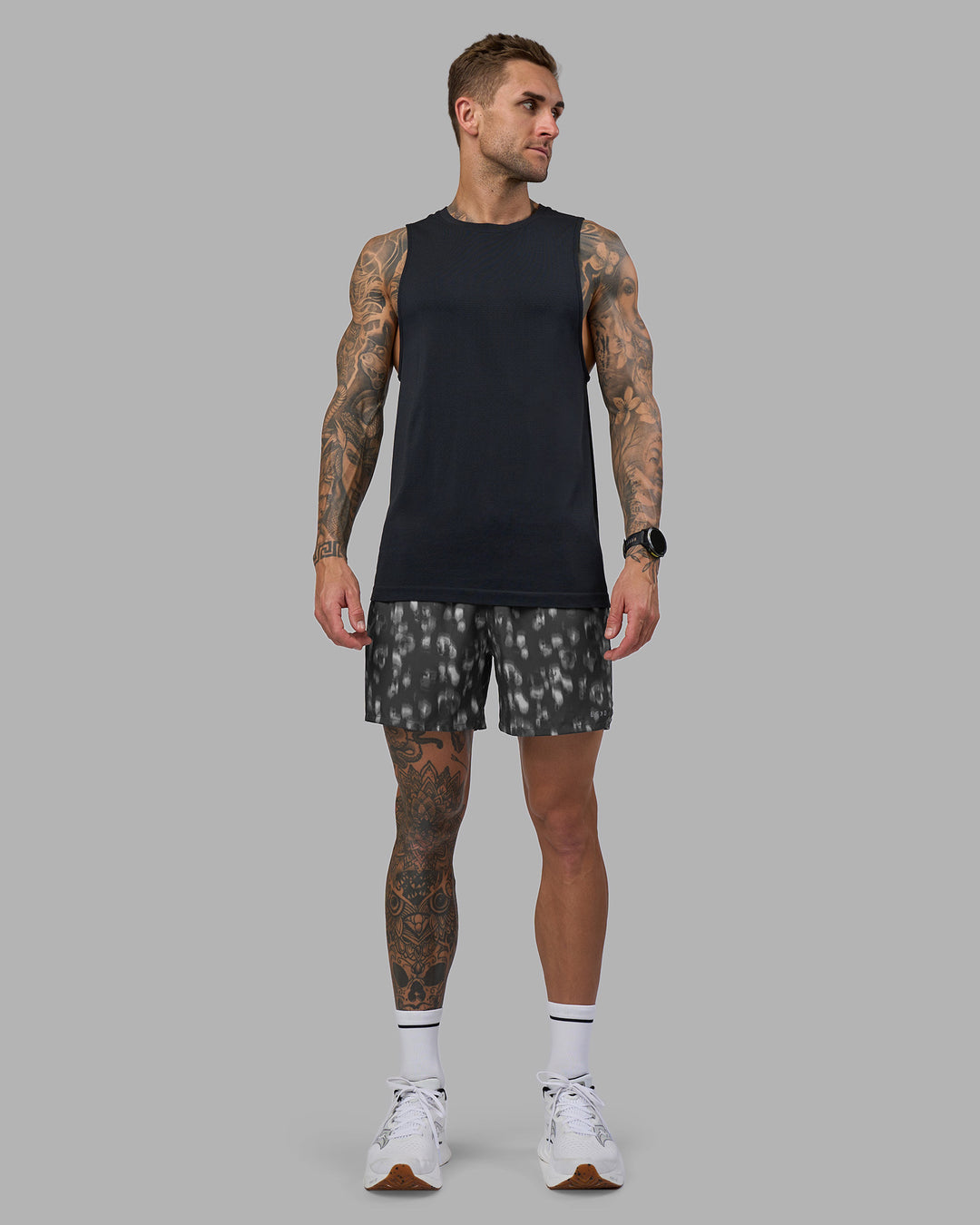 Man wearing Pace 5&quot; Lined Running Short - Markings Dark Storm Print | Model:Tommy | Size:S