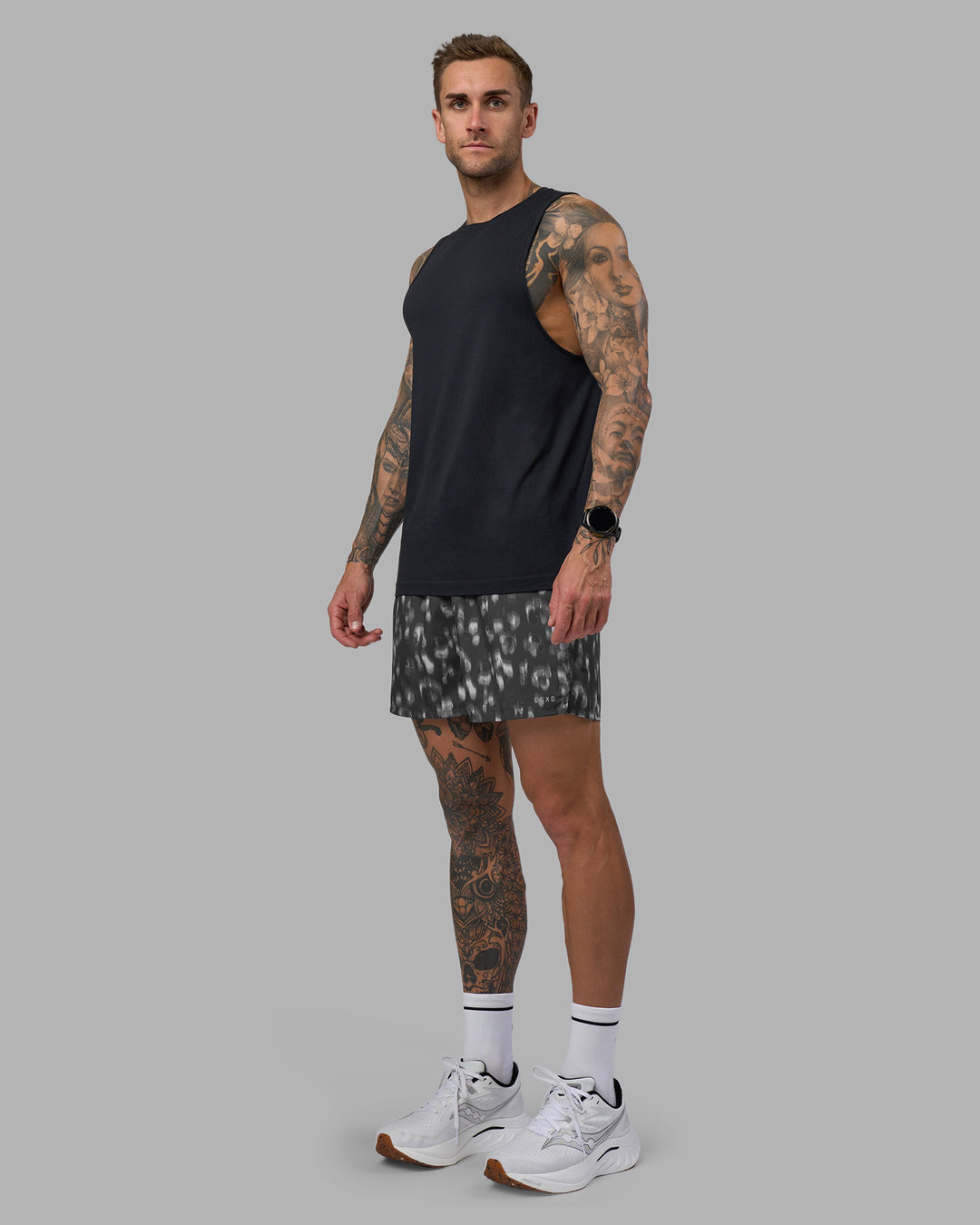 Man wearing Pace 5&quot; Lined Running Short - Markings Dark Storm Print | Model:Tommy | Size:S