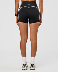 Woman wearing Power Ultra High-Rise 4" Short Pockets - Black | Model:Rhiley | Size:S