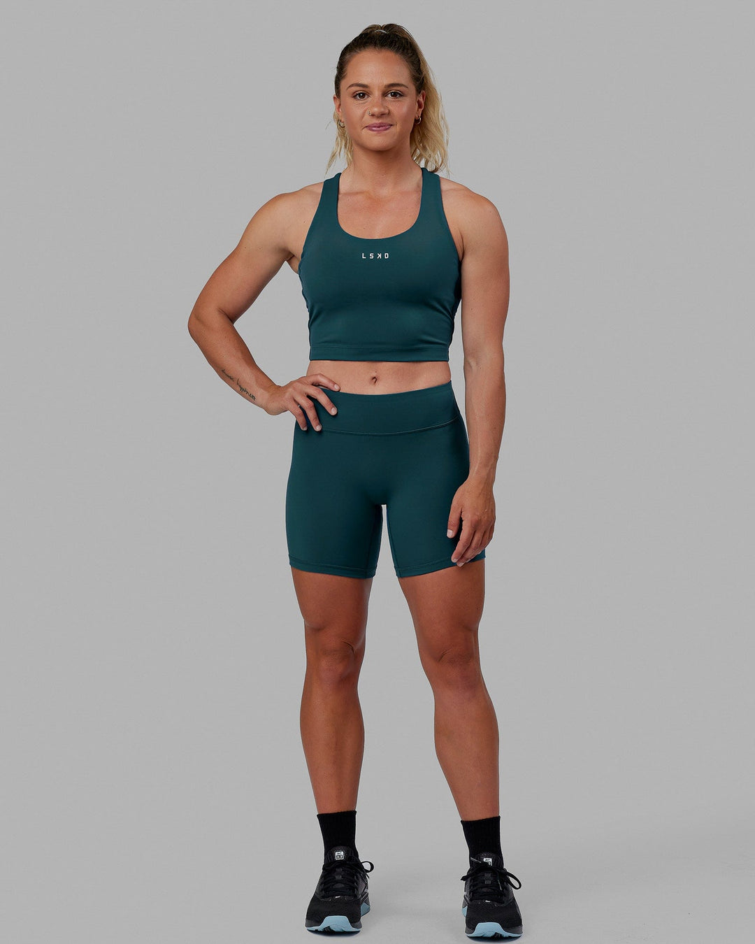 Woman wearing Pulse Active Tank - Tidal Teal