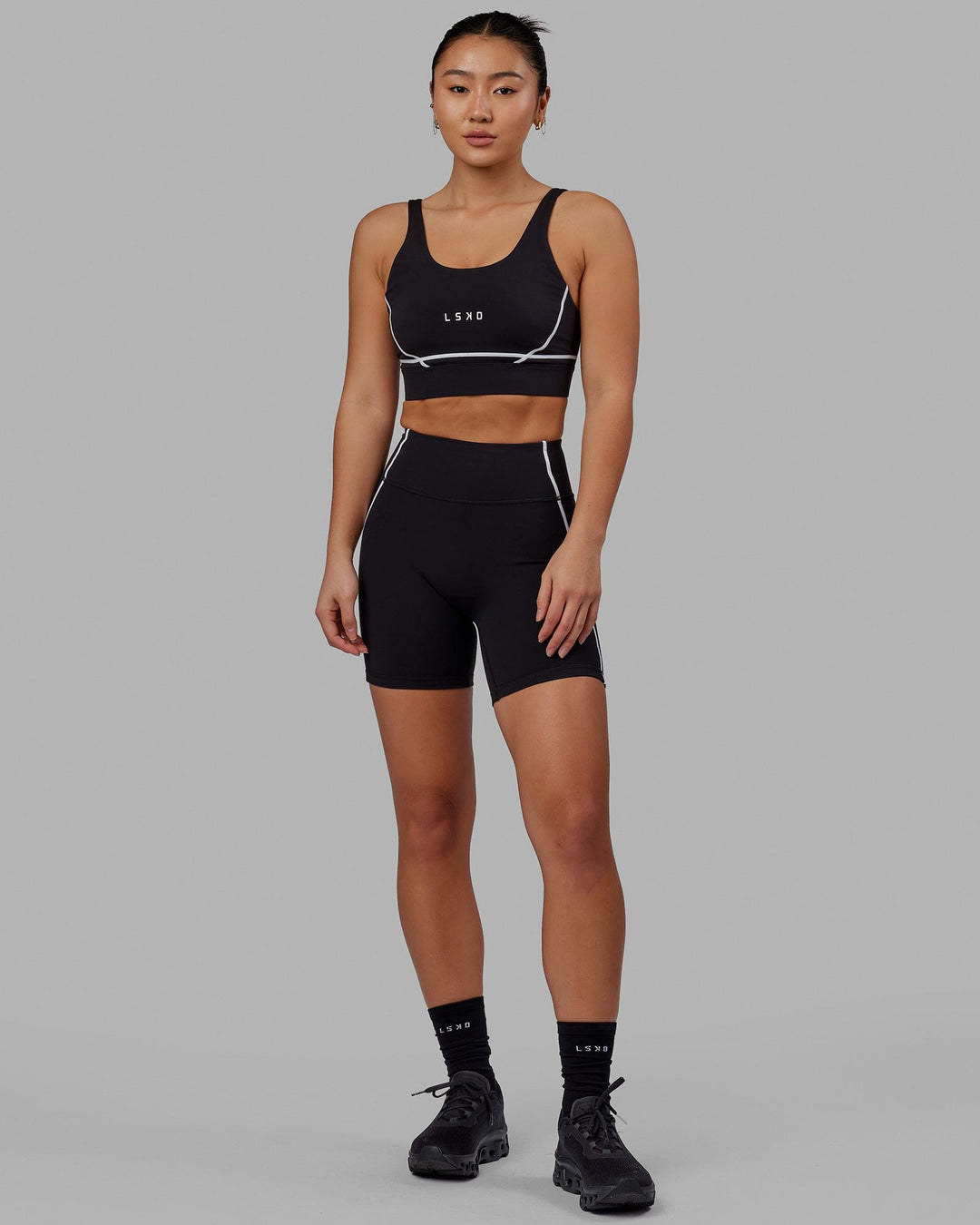 Woman wearing Pulse Mid Short Tight - Black