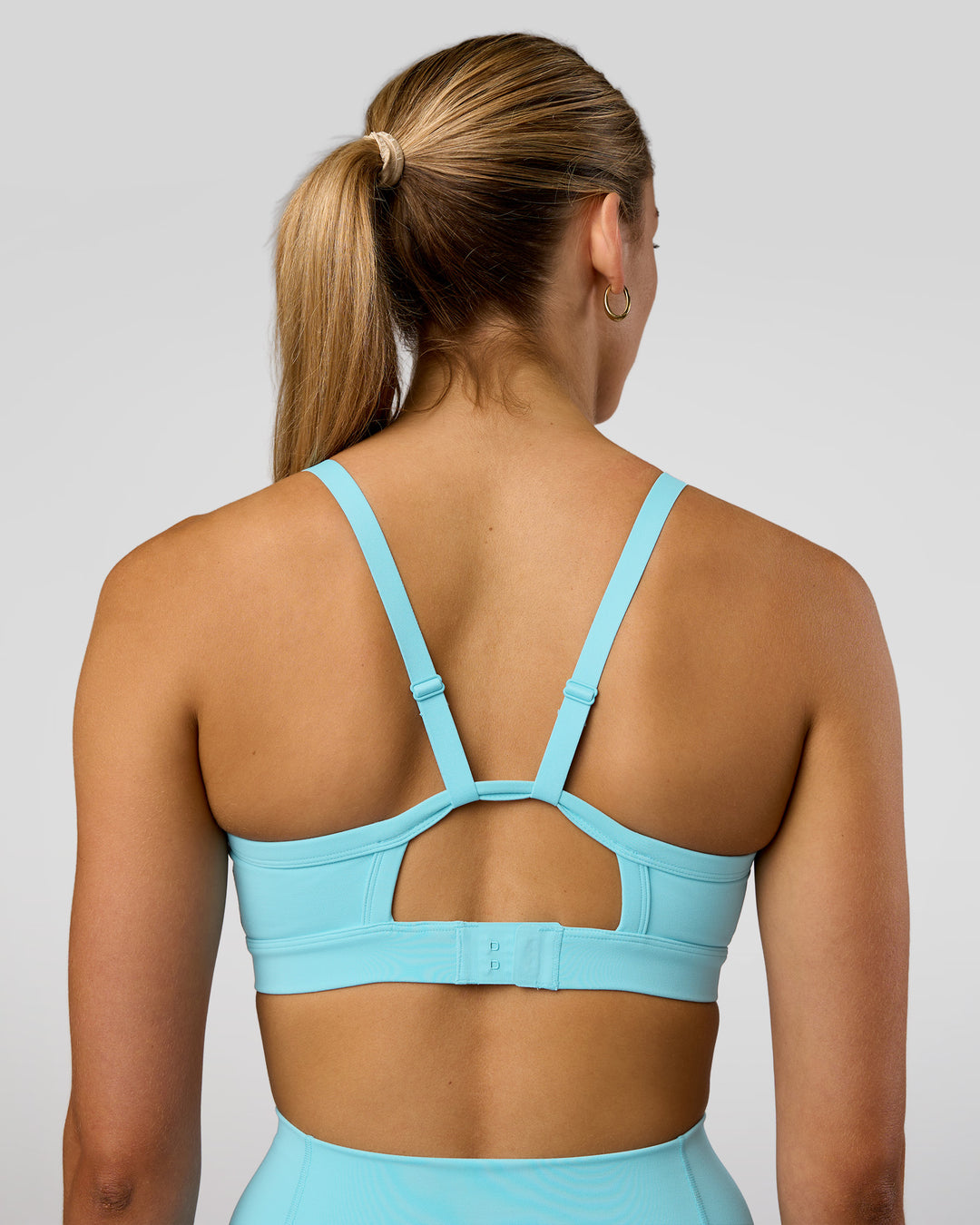 Woman wearing Rapid Sports Bra - Baltic Sea | Model:Evie | Size:S