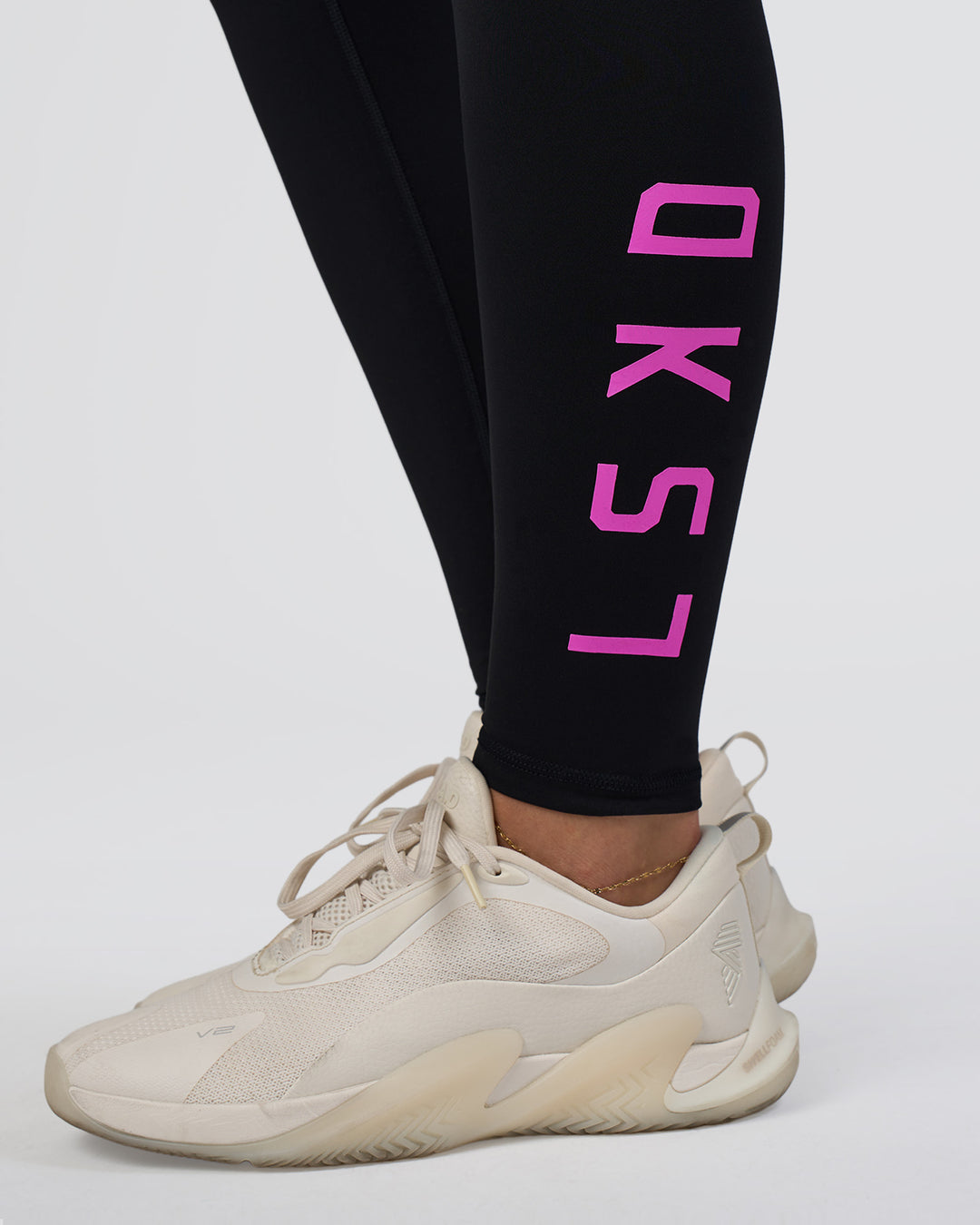 Woman wearing Rep Ultra High-Rise Full Length Legging Pockets - Black-Ultra Fuchsia | Model:Abbey | Size:S