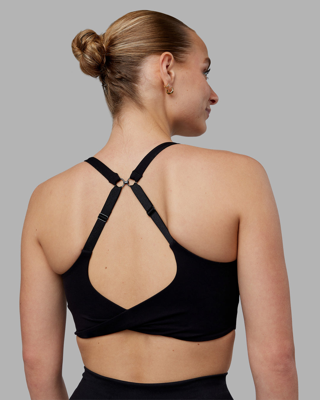 Woman wearing Twist Sports Bra D/DD/E - Black | Model:Lillie | Size:S