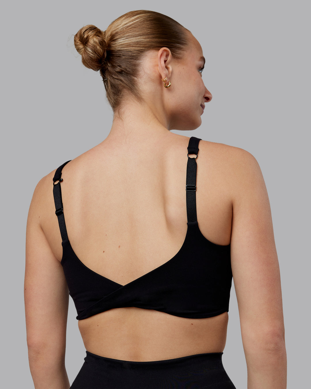 Woman wearing Twist Sports Bra D/DD/E - Black | Model:Lillie | Size:S