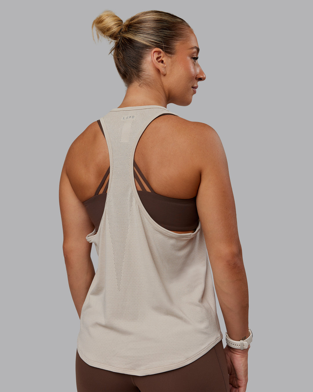 Woman wearing AeroFLX+ Drop Armhole Seamless Tank - Shale Beige | Model:Lyss | Size:S