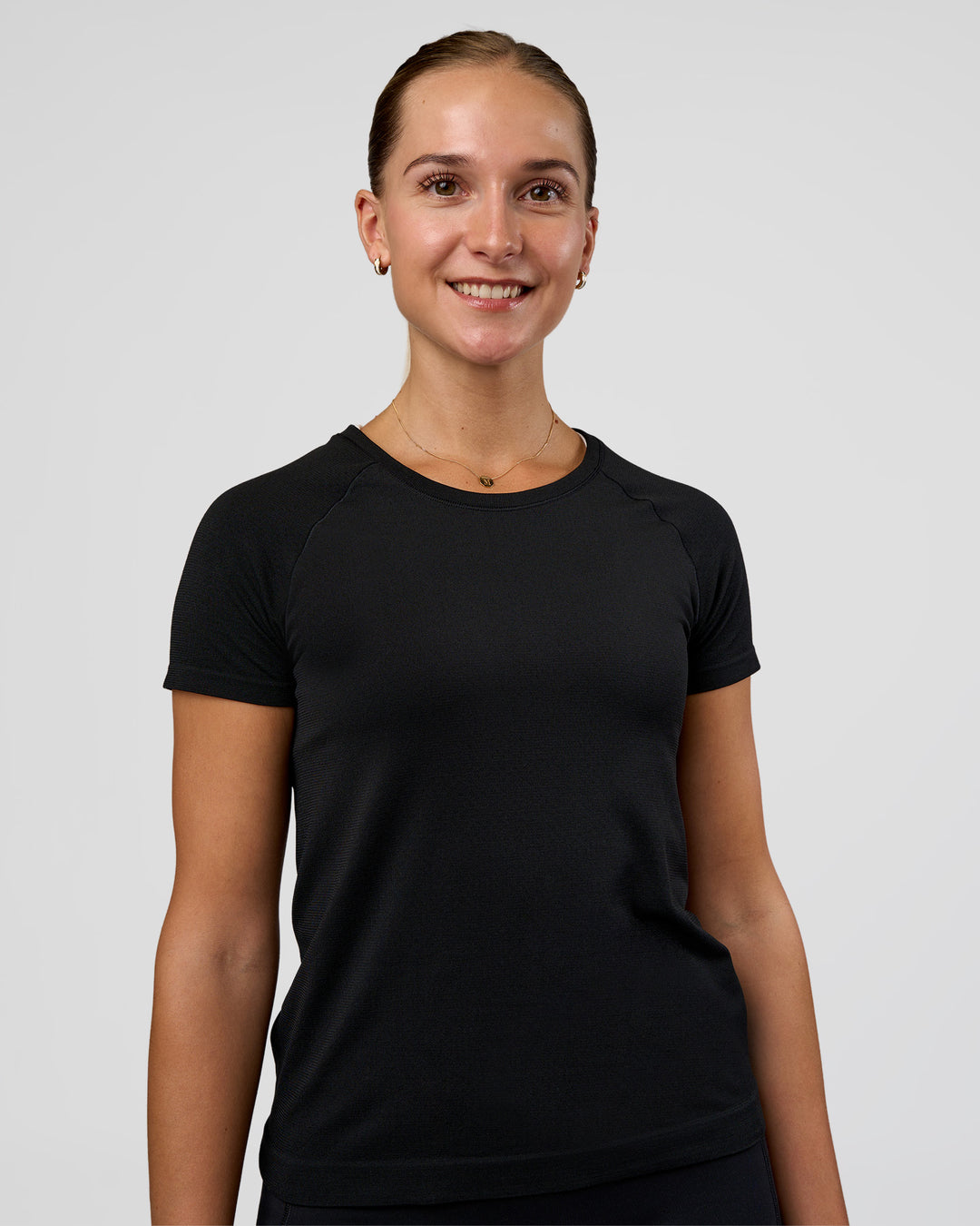 Woman wearing AeroFLX+ Seamless Tee - Black/Black | Model:Myrte | Size:S