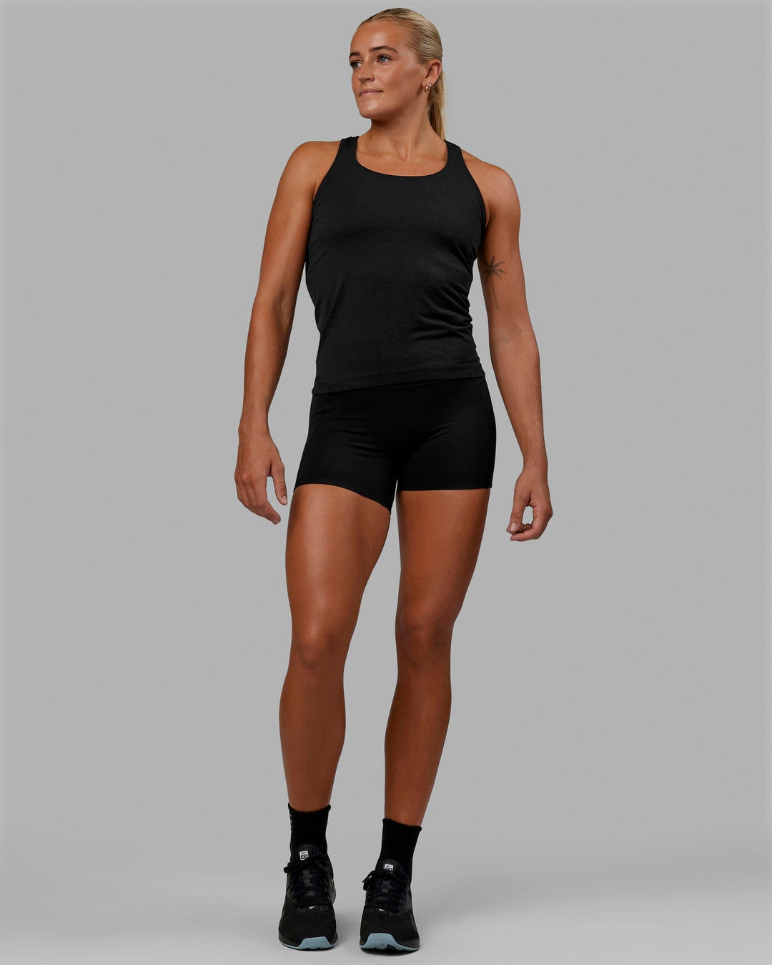 Woman wearing AeroFLX+ Seamless Tank - Black Marl