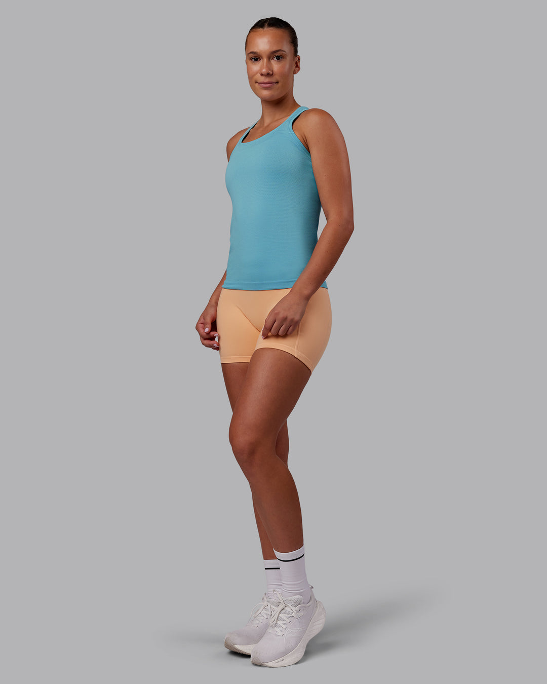 Woman wearing AeroFLX+ Seamless Tank - Retro Blue/Retro Blue | Model:Charlize | Size:S