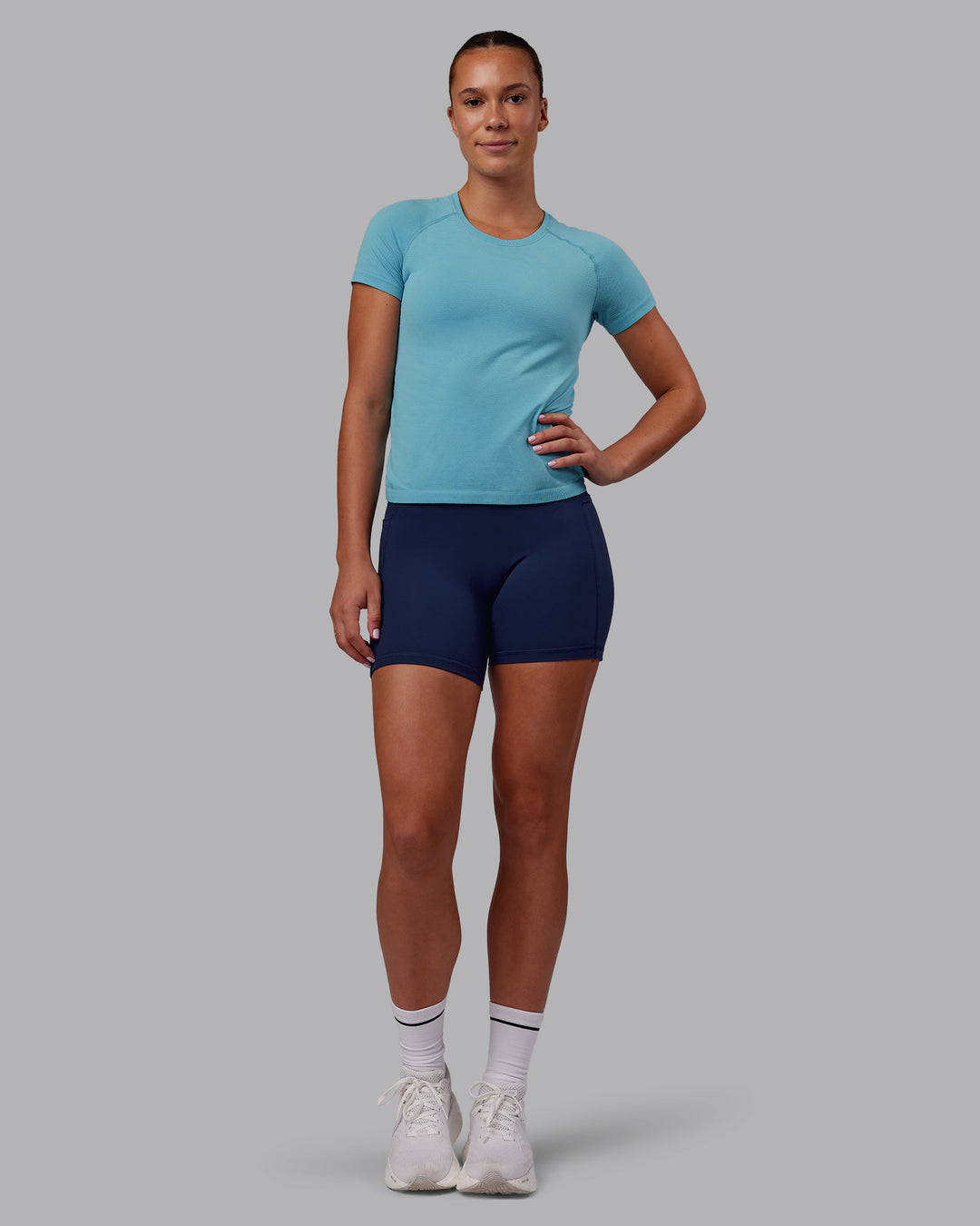 Woman wearing AeroFLX+ Seamless Tee - Retro Blue Marl | Model:Charlize | Size:S