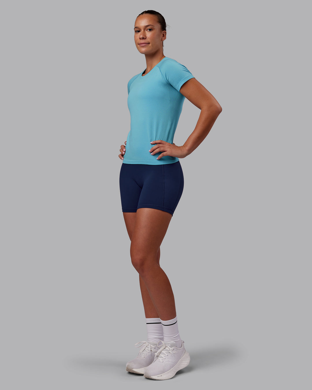Woman wearing AeroFLX+ Seamless Tee - Retro Blue Marl | Model:Charlize | Size:S