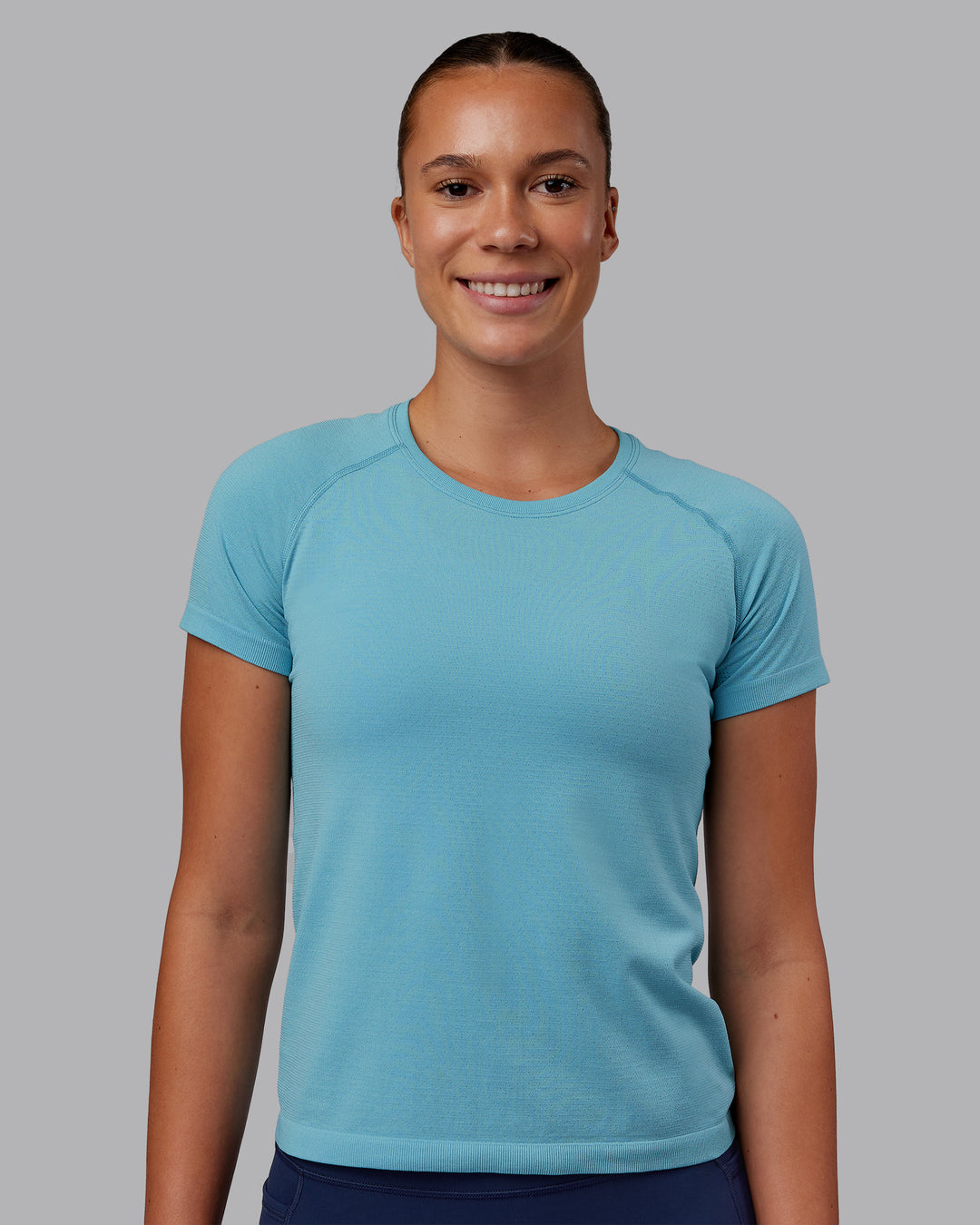 Woman wearing AeroFLX+ Seamless Tee - Retro Blue Marl | Model:Charlize | Size:S