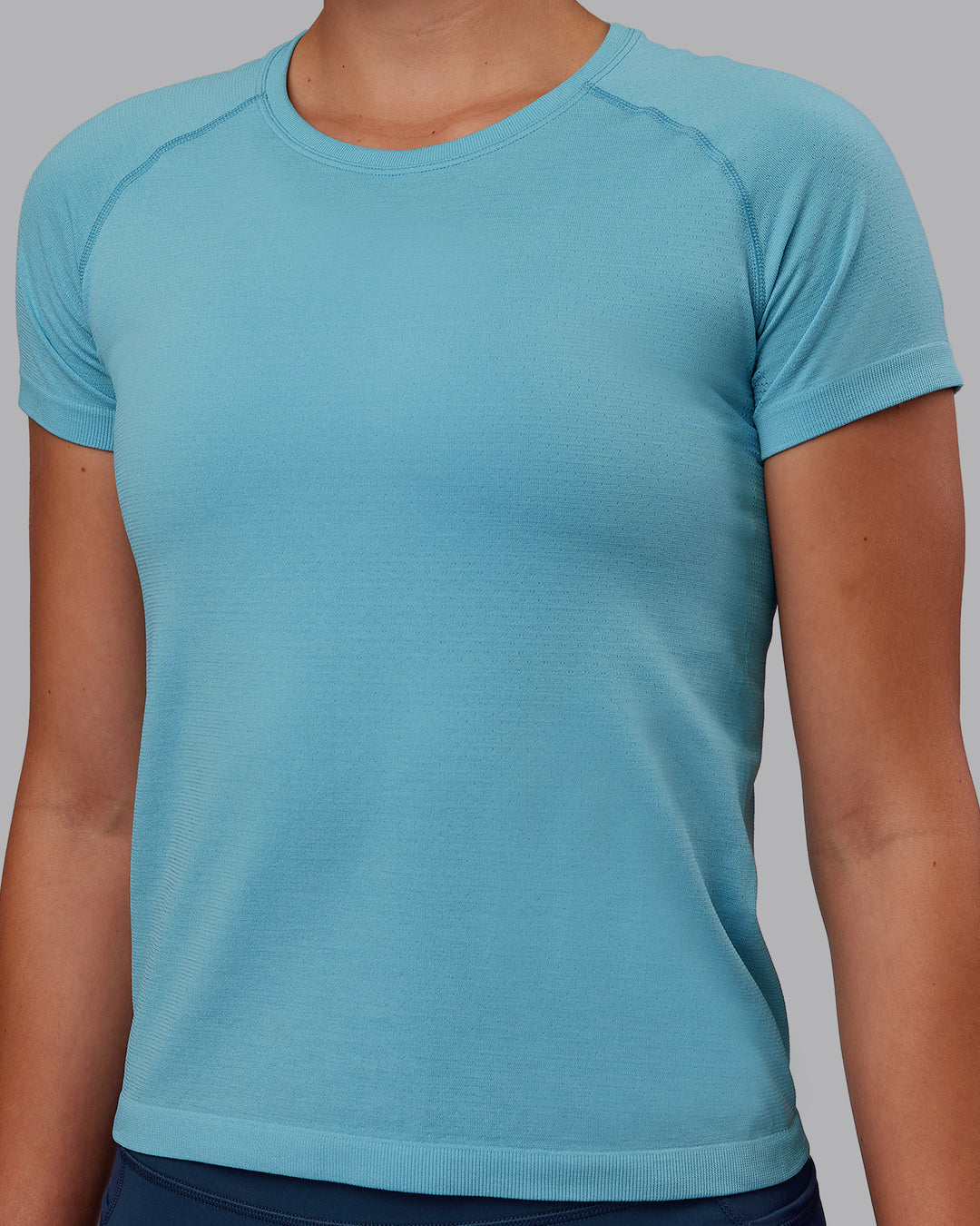Woman wearing AeroFLX+ Seamless Tee - Retro Blue Marl | Model:Charlize | Size:S