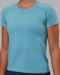 Woman wearing AeroFLX+ Seamless Tee - Retro Blue Marl | Model:Charlize | Size:S