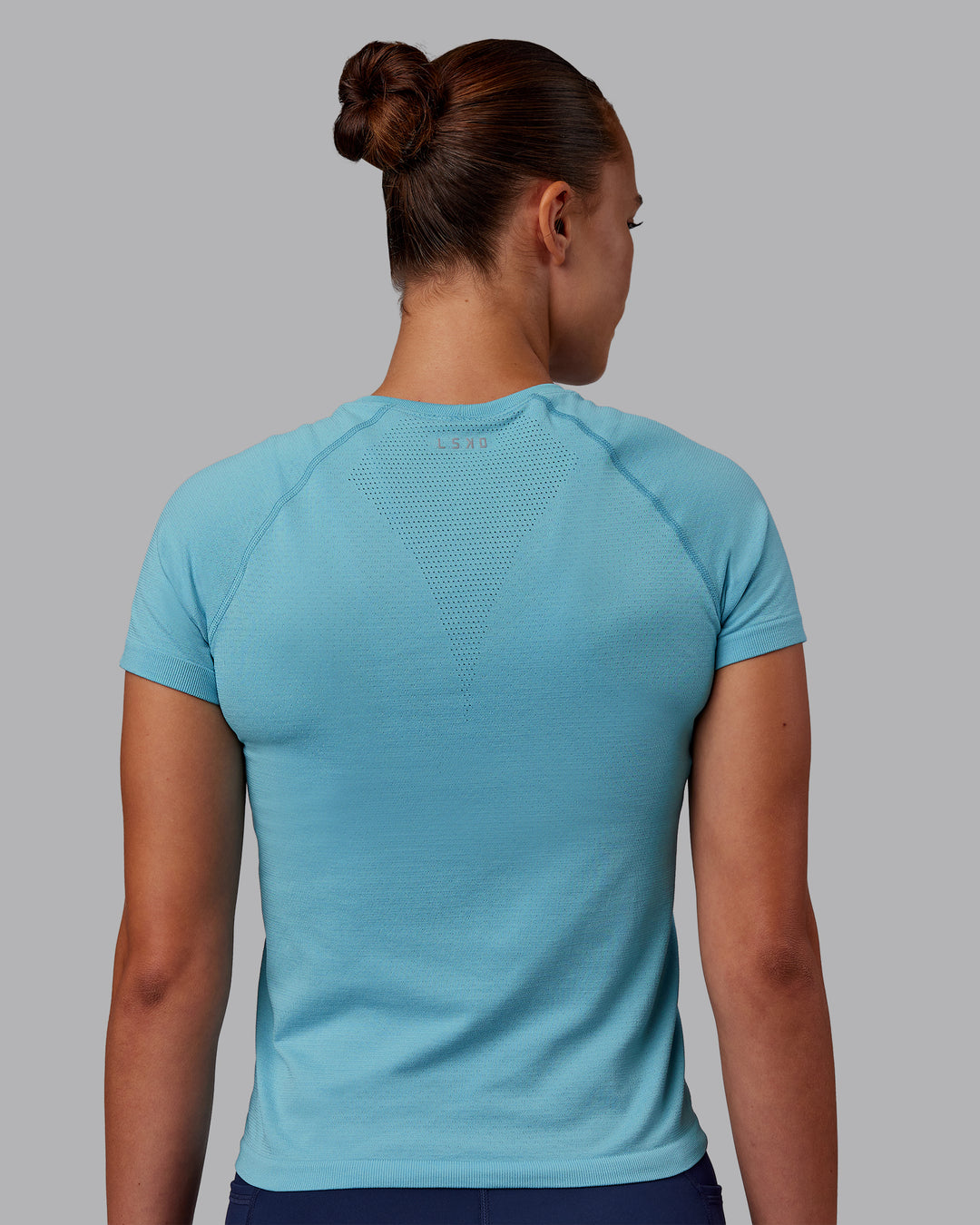 Woman wearing AeroFLX+ Seamless Tee - Retro Blue Marl | Model:Charlize | Size:S