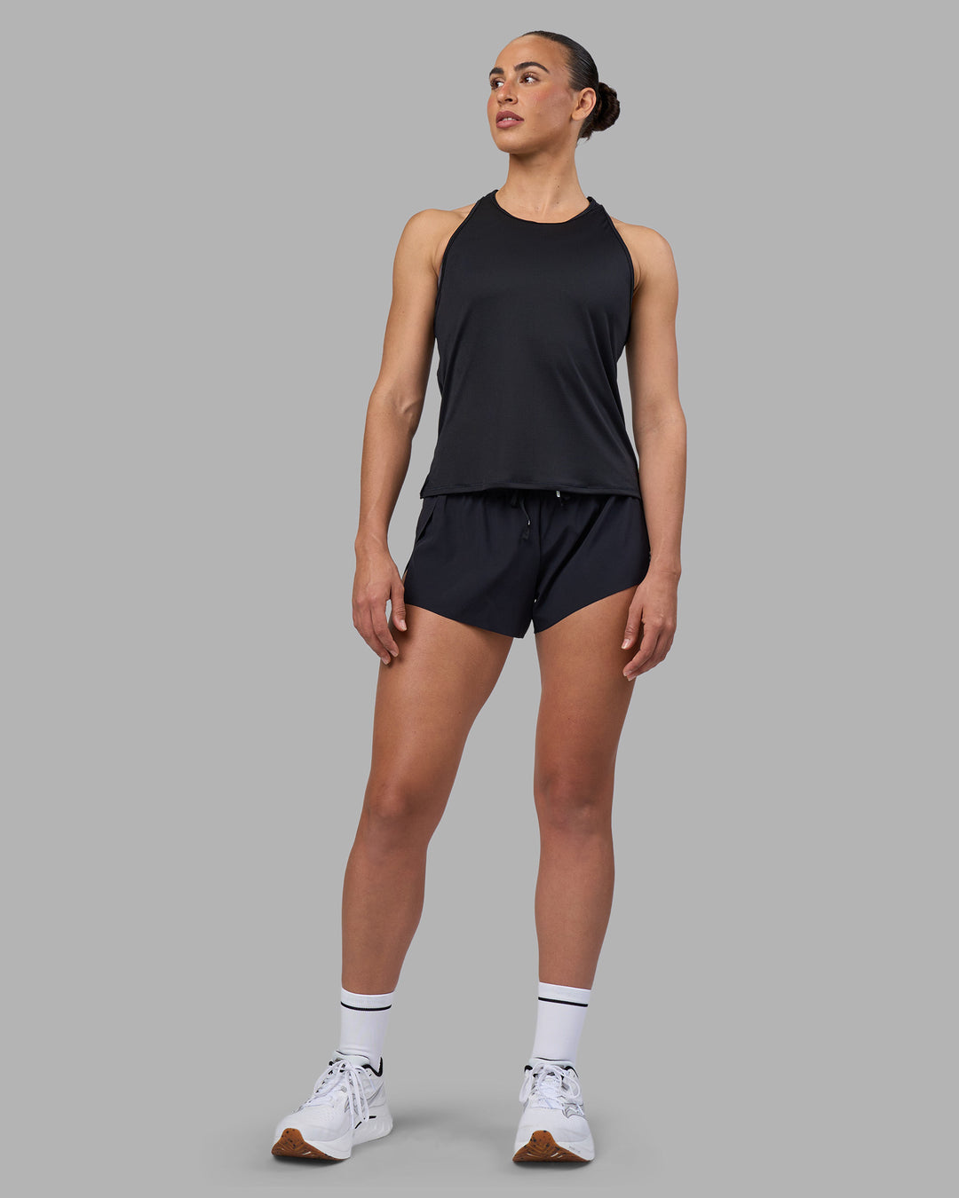 Woman wearing Pace Running Tank 2.0 - Black | Model:Sophie | Size:S