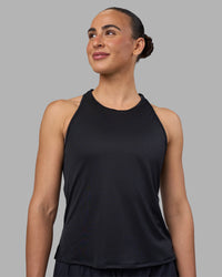 Woman wearing Pace Running Tank 2.0 - Black | Model:Sophie | Size:S