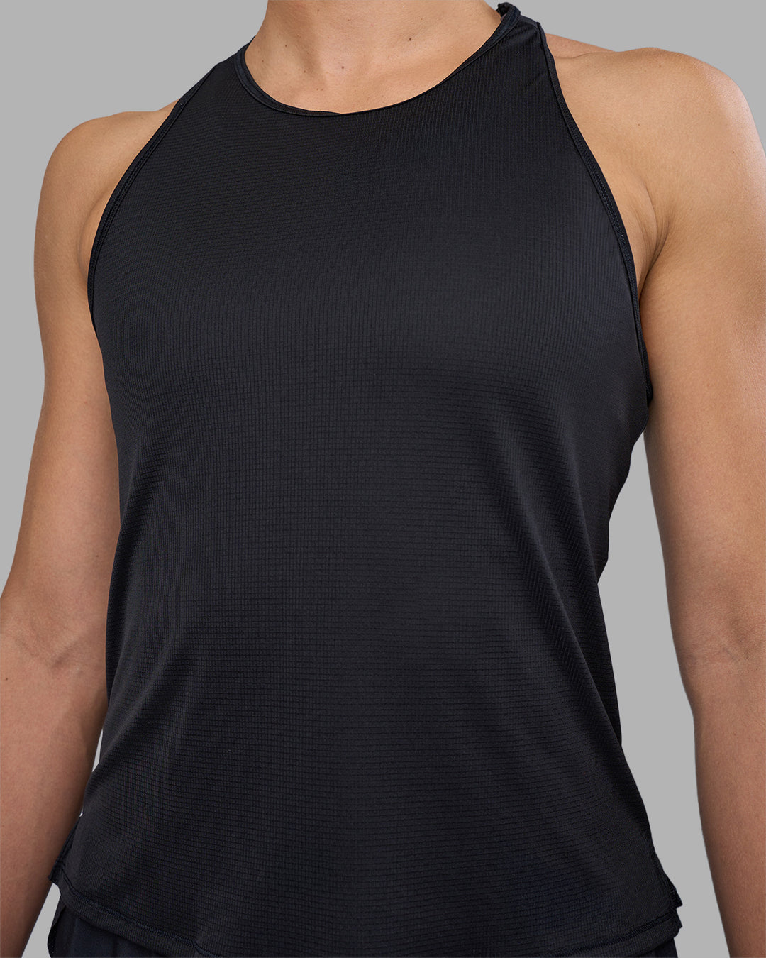 Woman wearing Pace Running Tank 2.0 - Black | Model:Sophie | Size:S