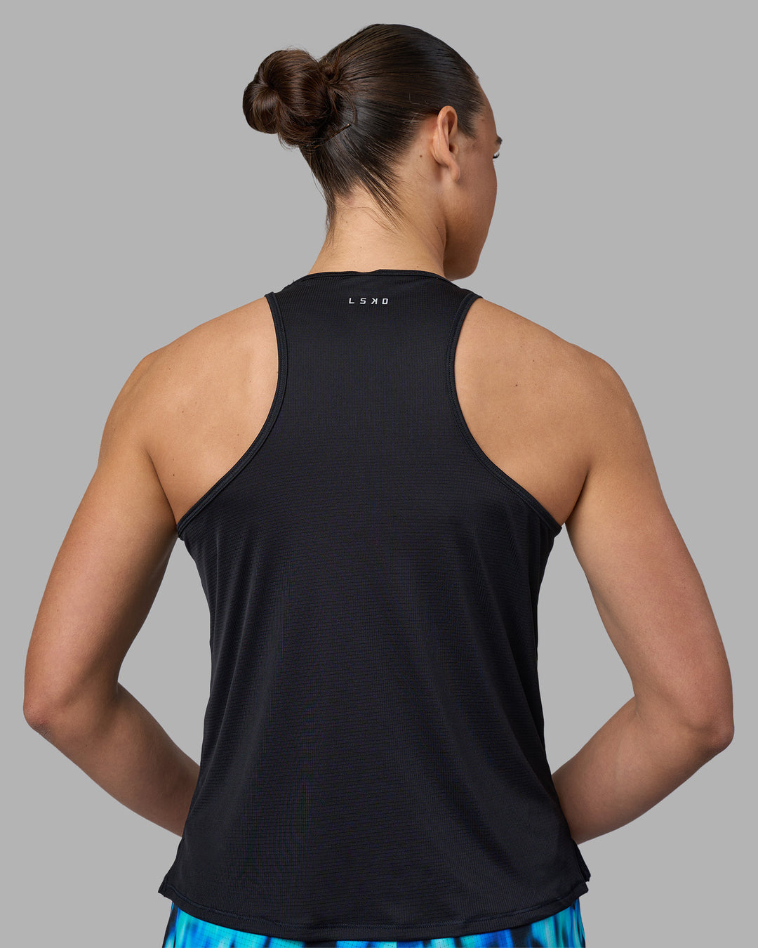 Woman wearing Pace Running Tank 2.0 - Black | Model:Sophie | Size:S