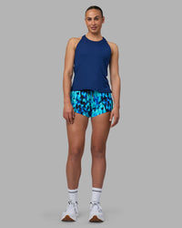 Woman wearing Pace Running Tank 2.0 - Midnight Blue | Model:Sophie | Size:S