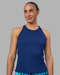 Woman wearing Pace Running Tank 2.0 - Midnight Blue | Model:Sophie | Size:S