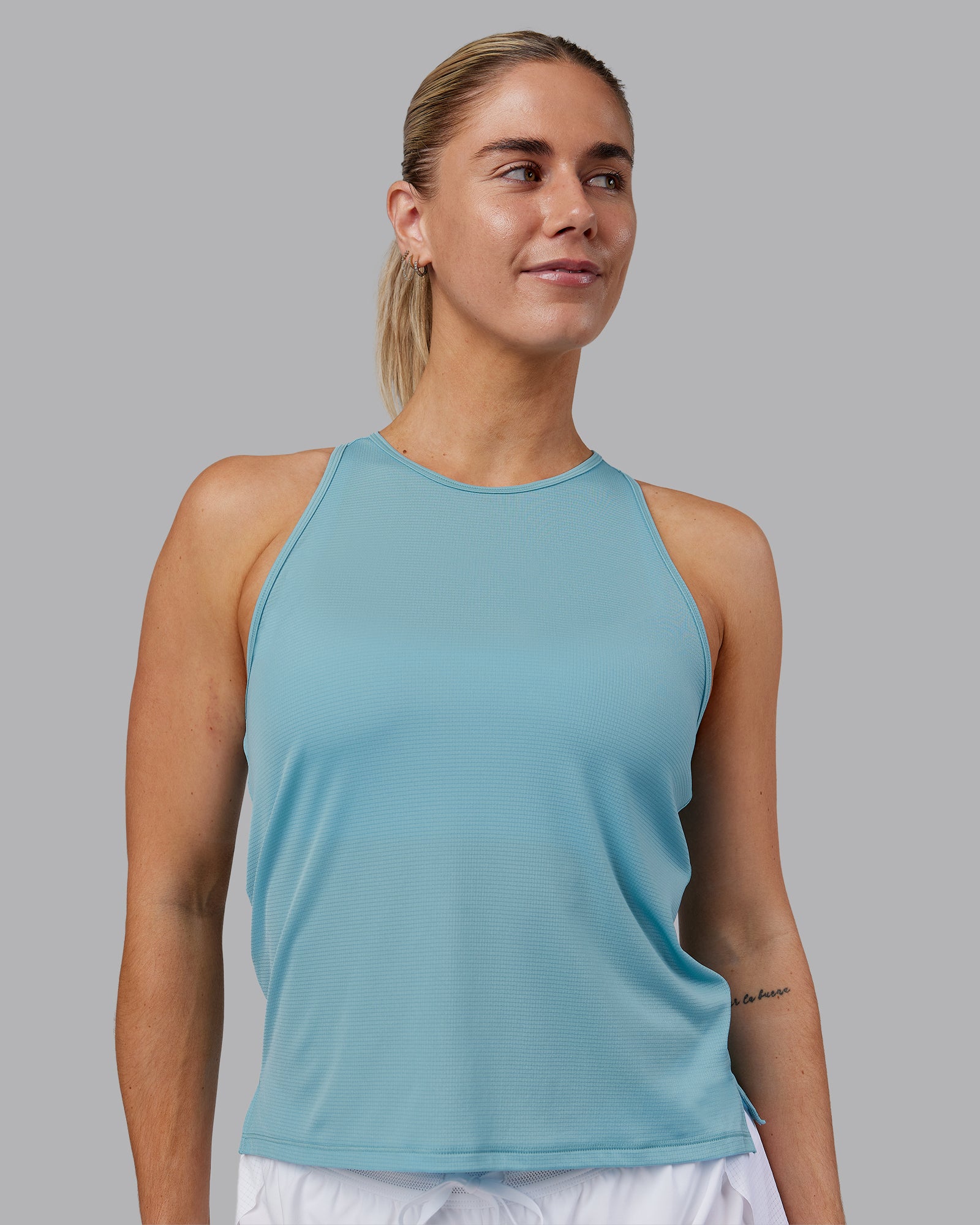 Woman wearing Pace Running Tank - Retro Blue | Model:Hannah | Size:S