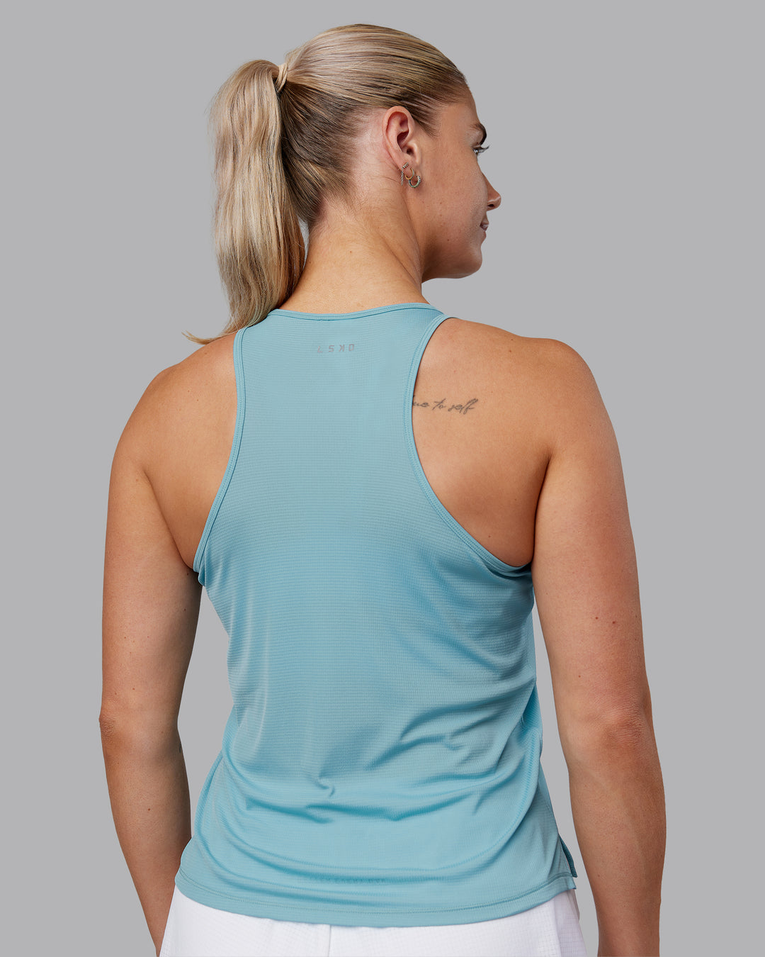 Woman wearing Pace Running Tank - Retro Blue | Model:Hannah | Size:S