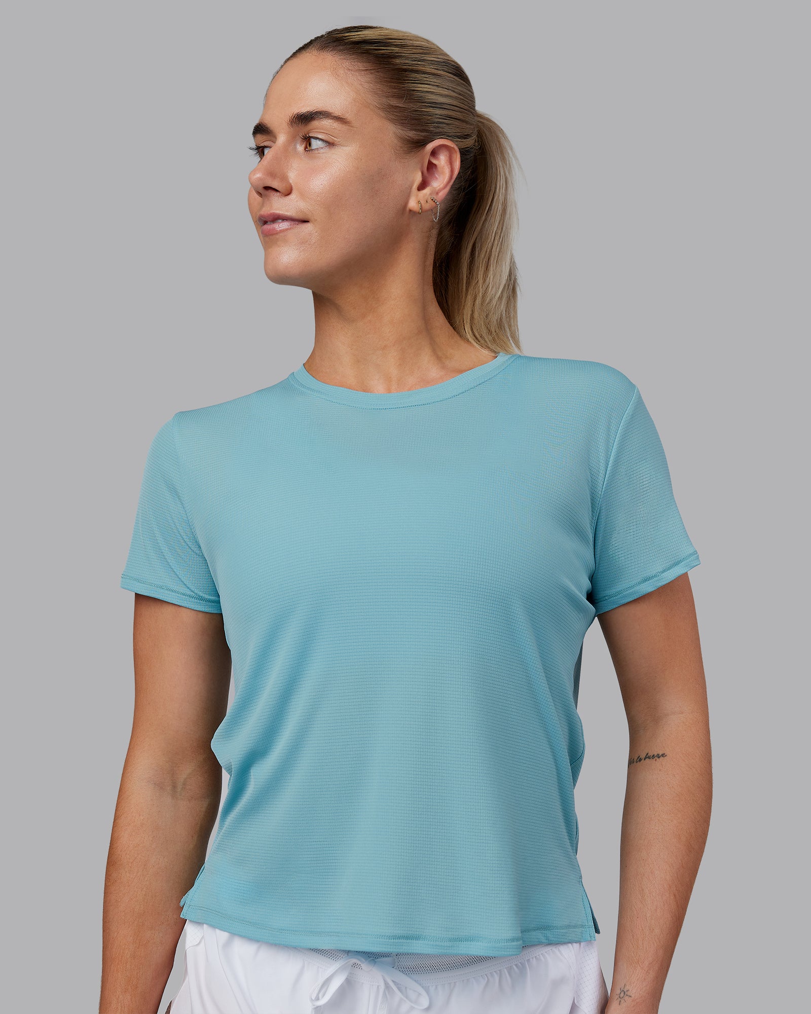 Woman wearing Pace Running Tee - Retro Blue | Model:Hannah | Size:S