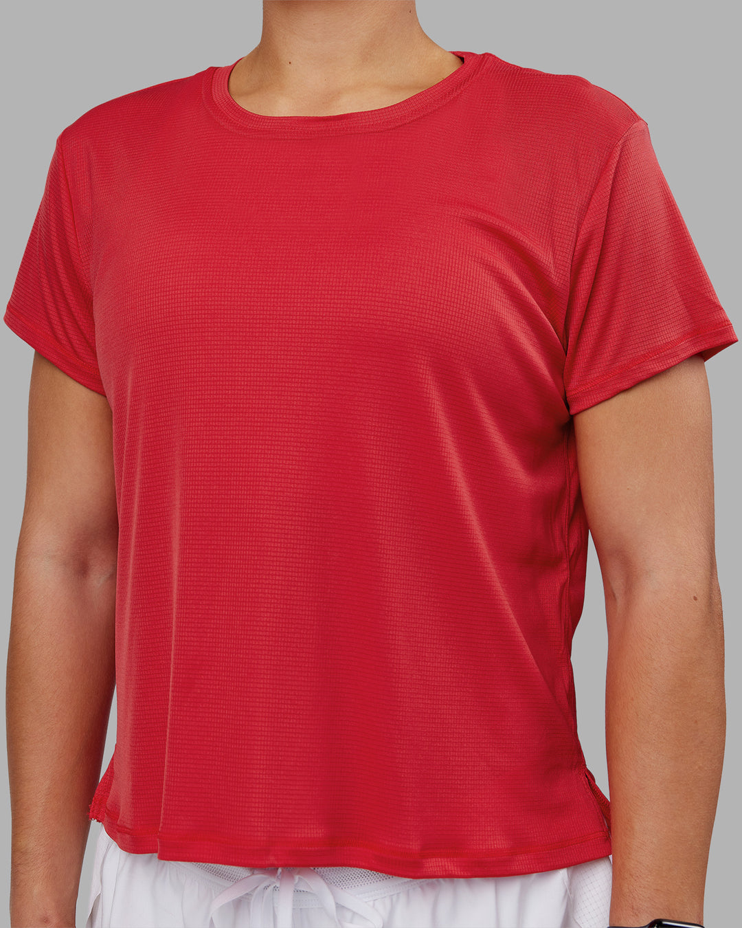 Woman wearing Pace Running Tee 2.0 - Scarlet | Model:Keisha | Size:S